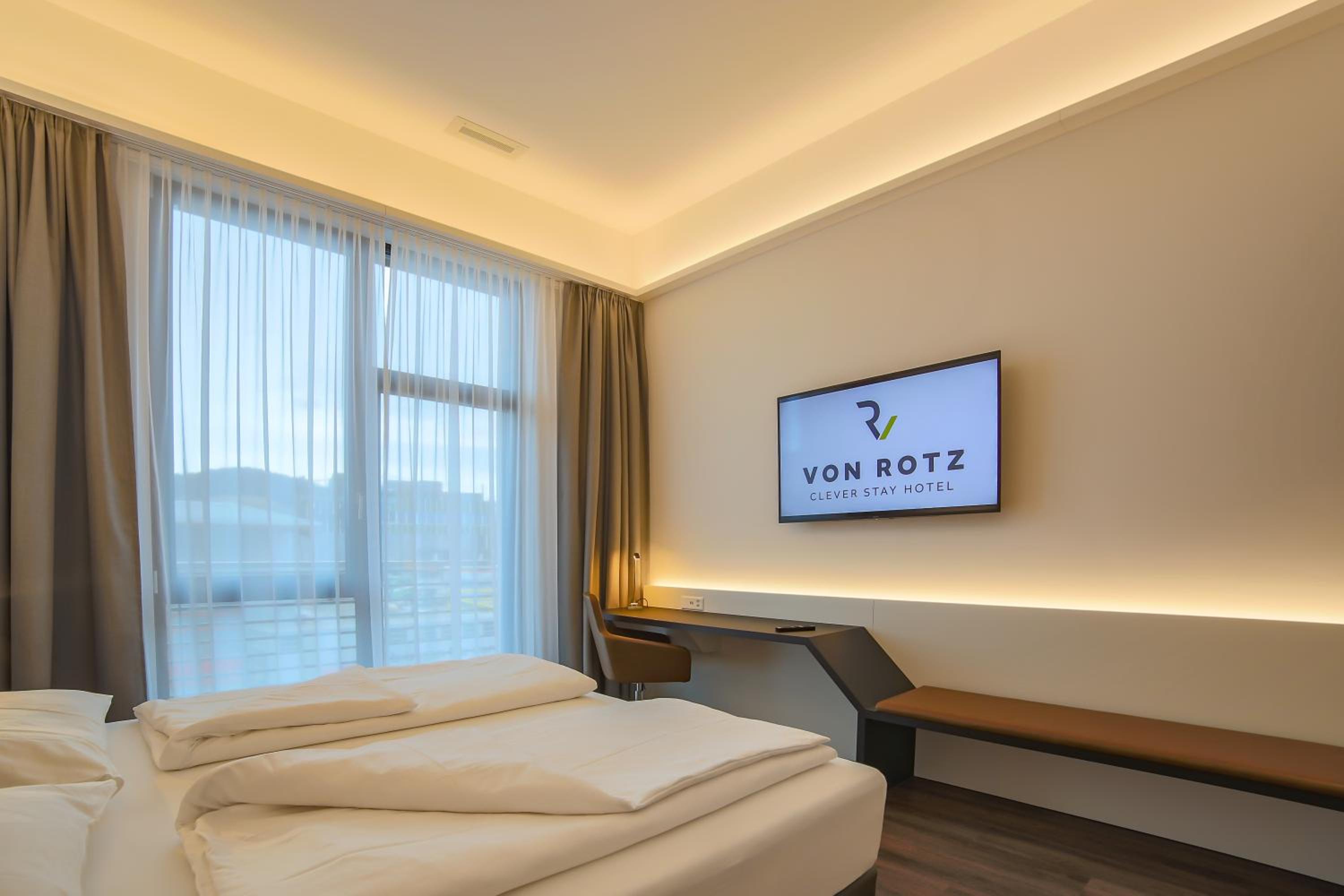 Double or Twin Room with Balcony - Photo 2