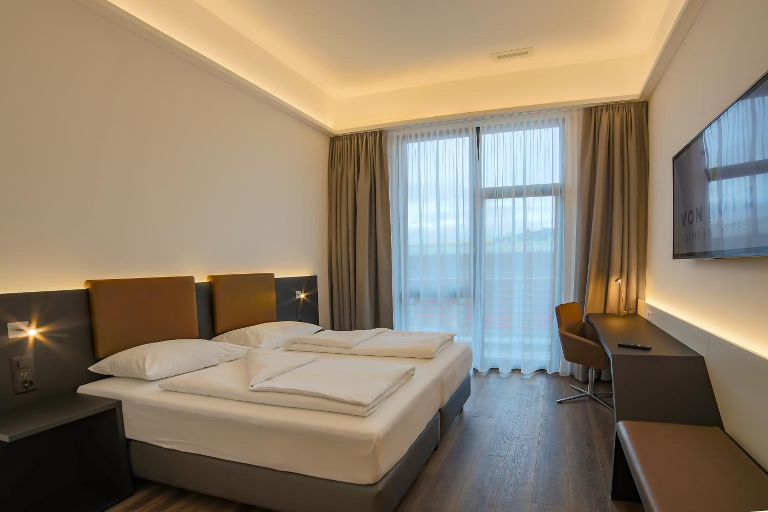 Double or Twin Room with Balcony - Photo 12