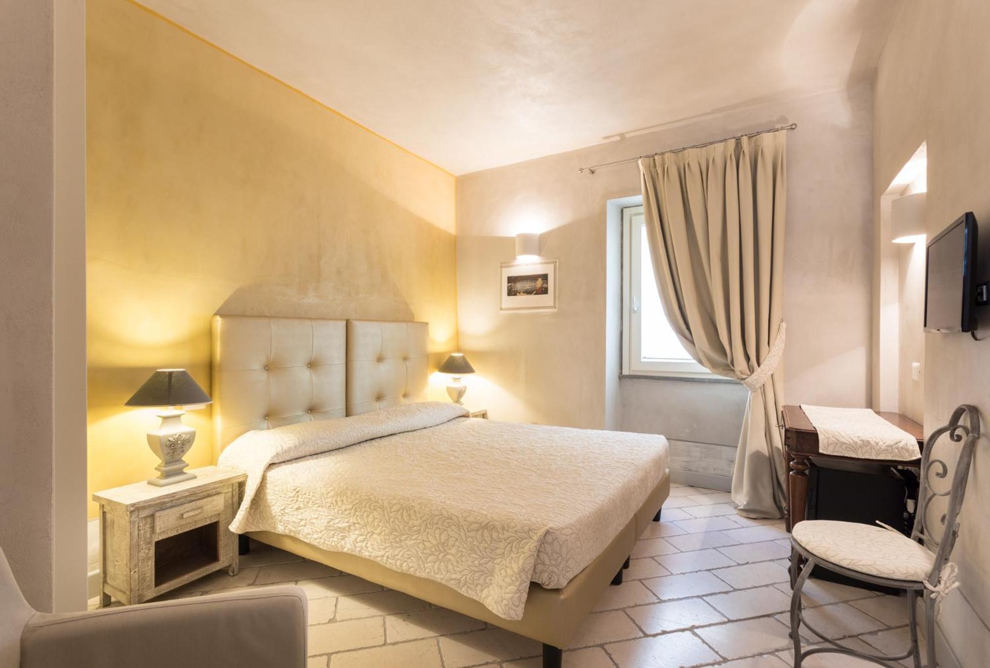 Double or Twin Room with Private Bathroom - Photo 13