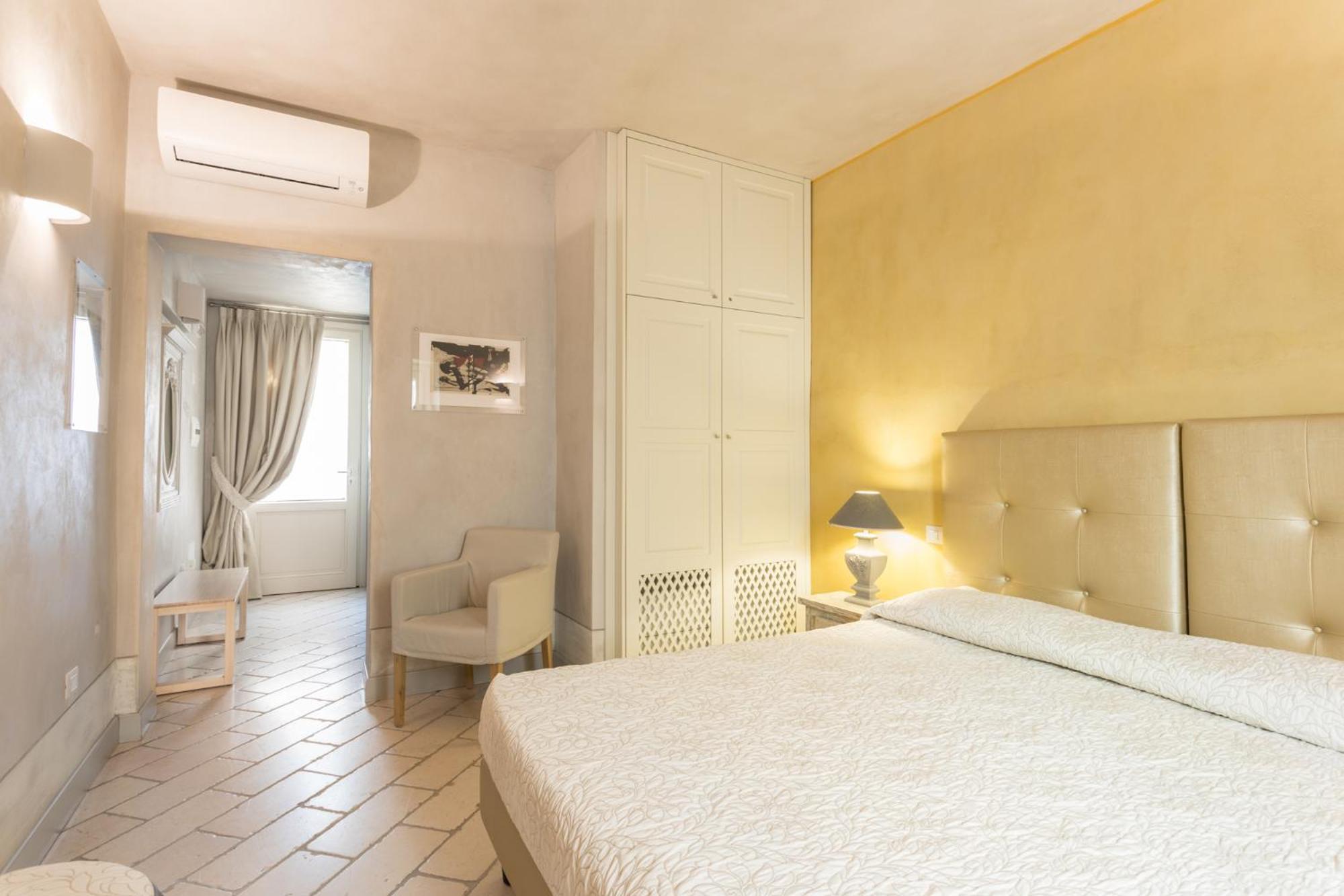 Double or Twin Room with Private Bathroom - Photo 6