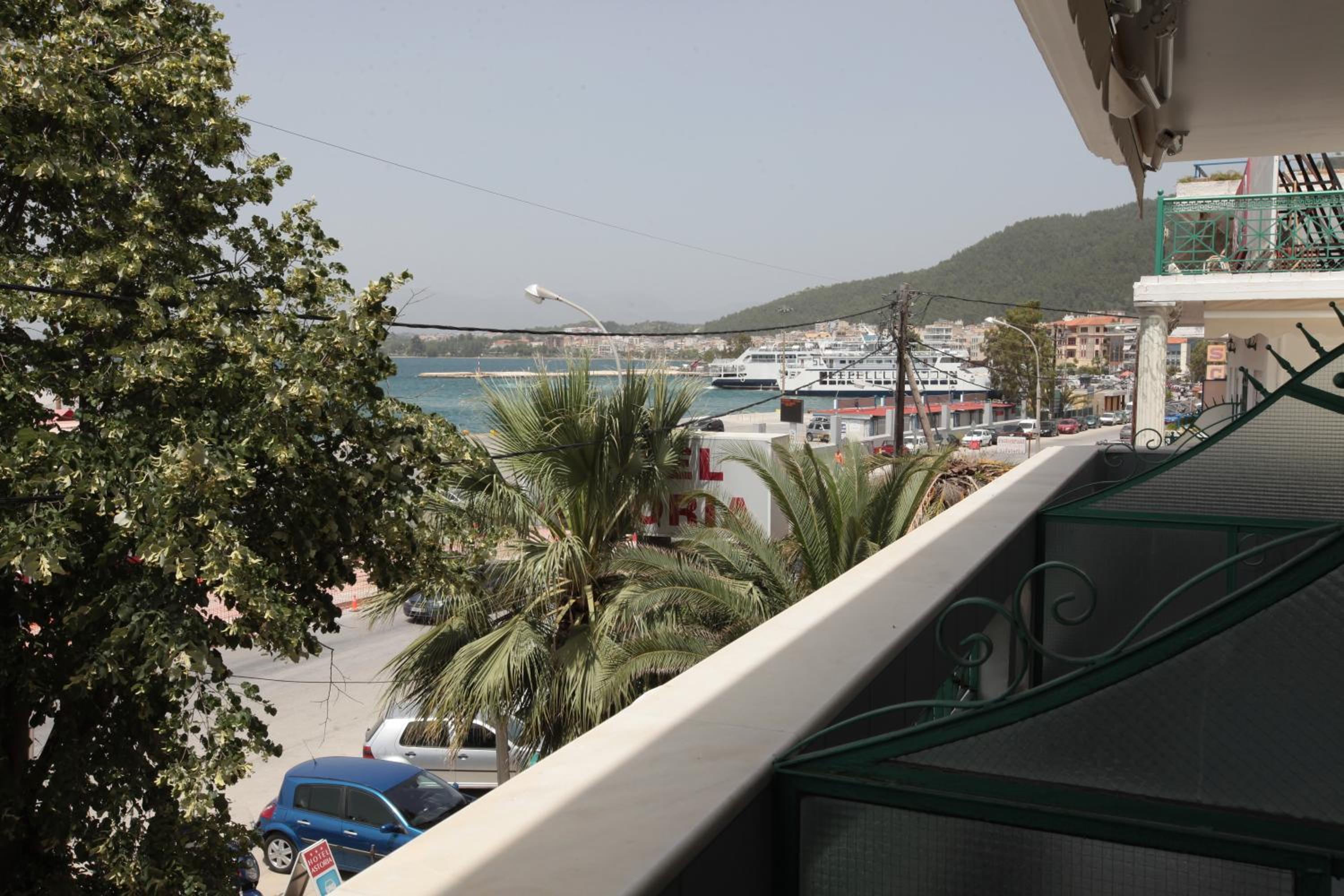 Triple Room with Balcony - Photo 11