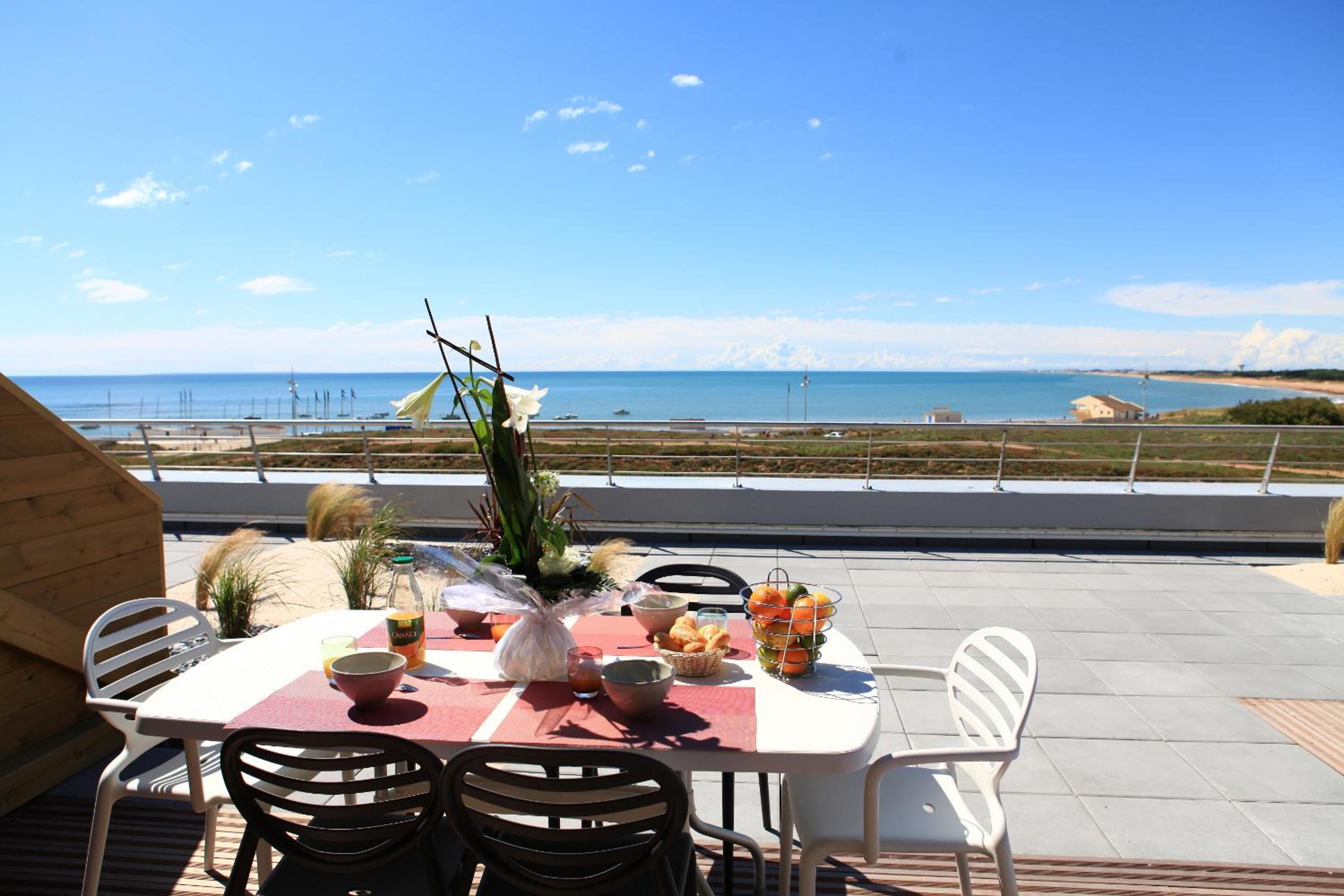 Two-Bedroom Apartment with Sea View - Photo 1