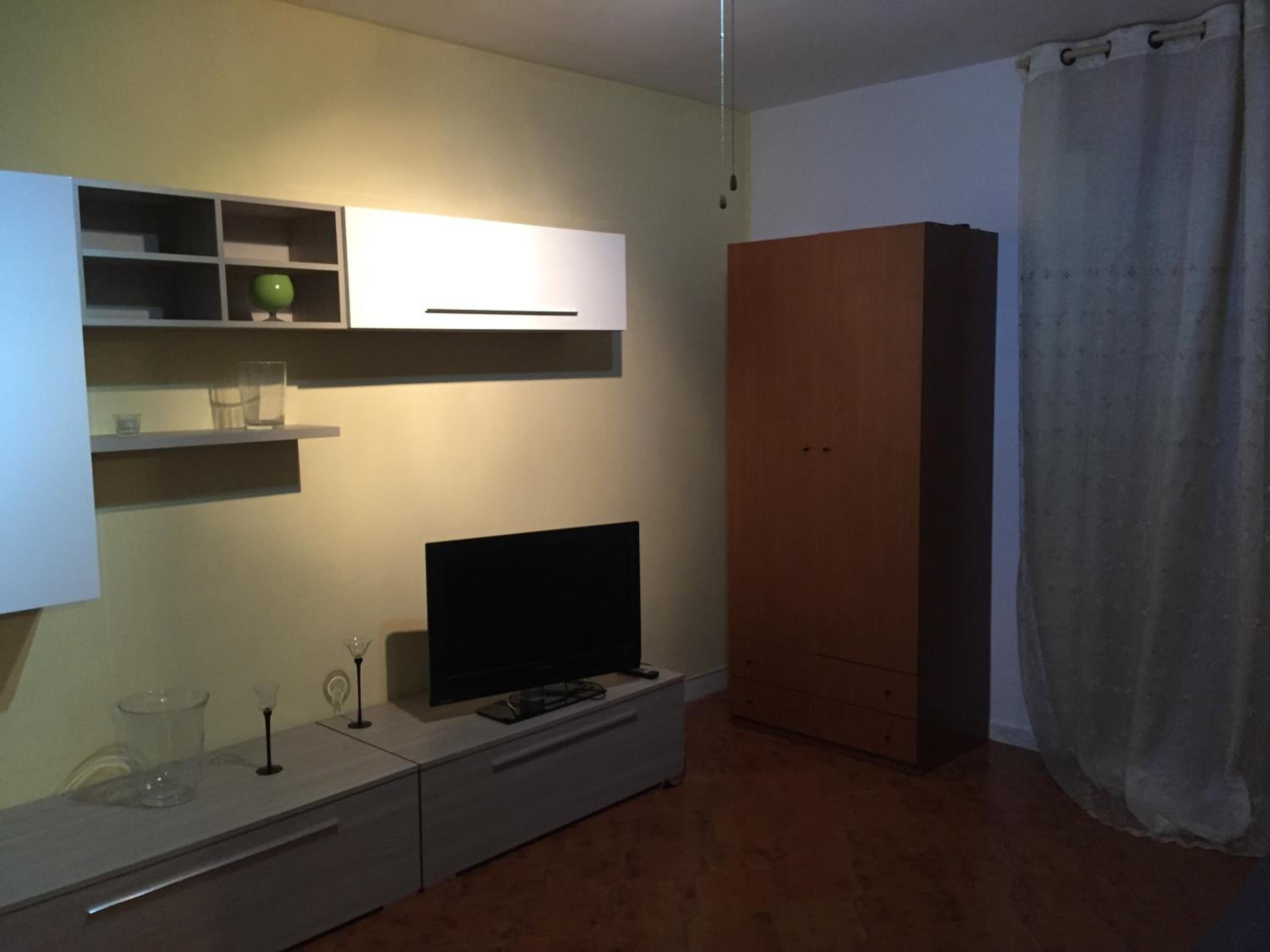 One-Bedroom Apartment - Photo 2