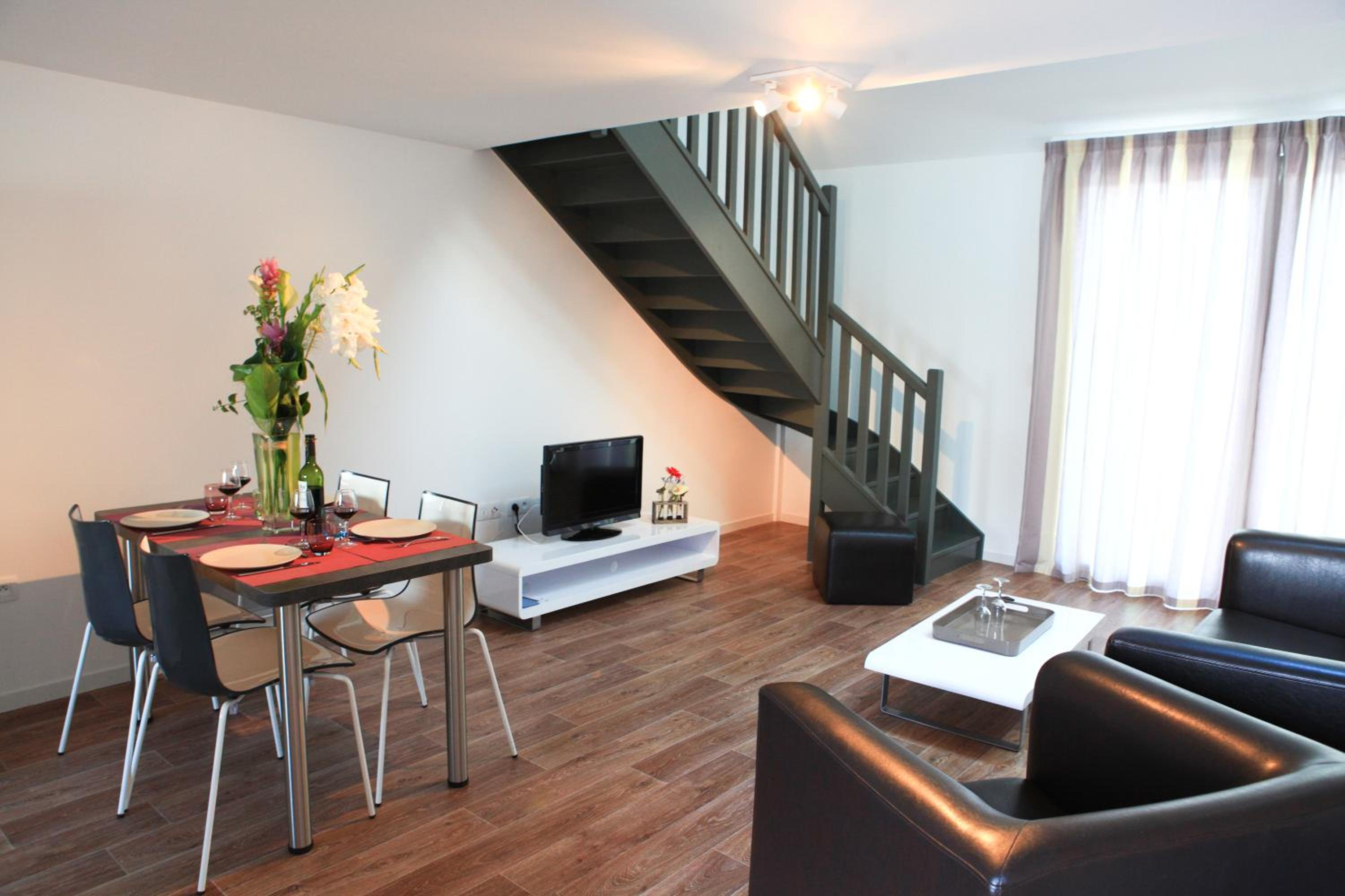 Two-Bedroom Apartment with Sea View - Photo 15