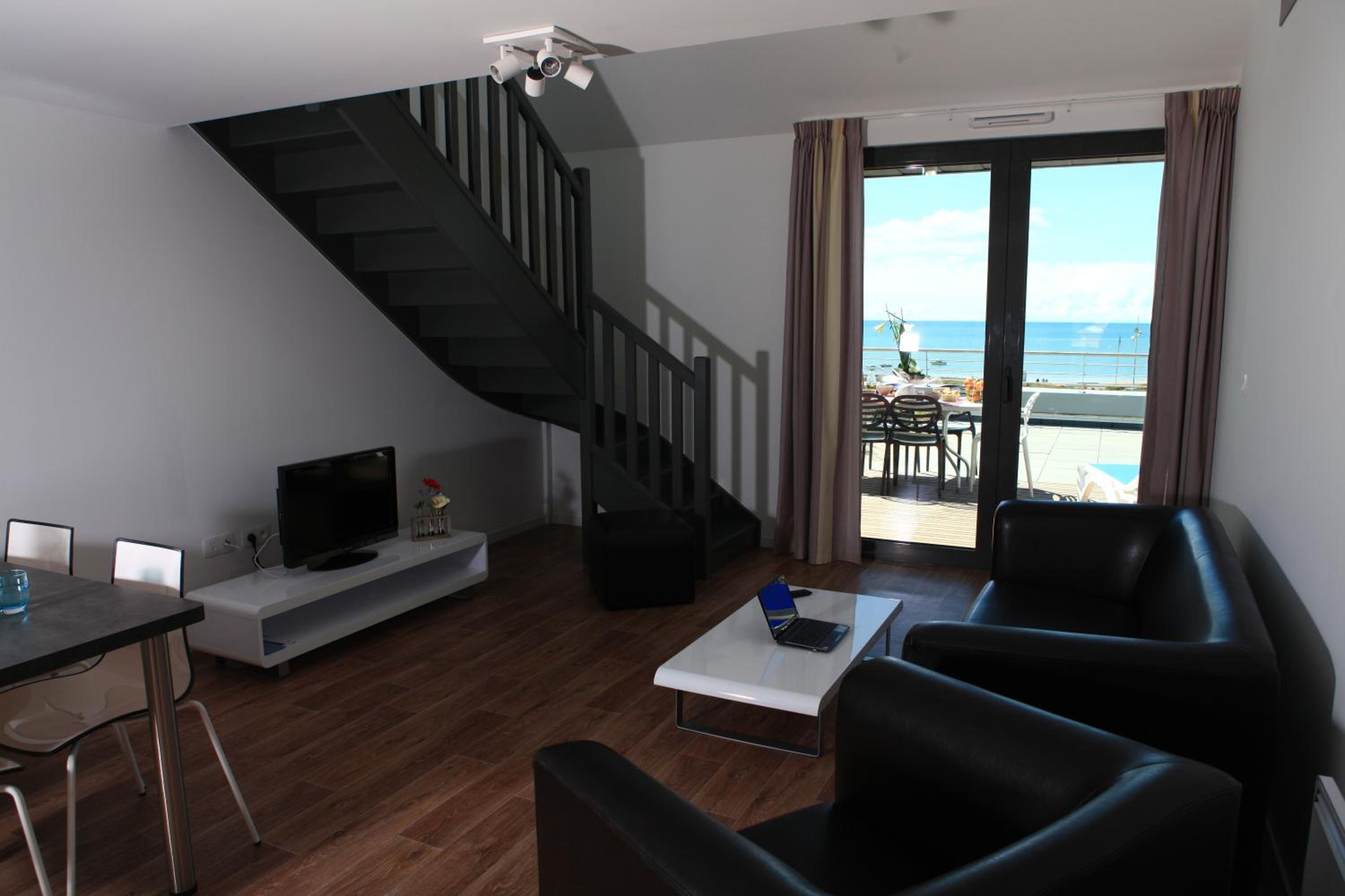 Two-Bedroom Apartment with Sea View - Photo 7