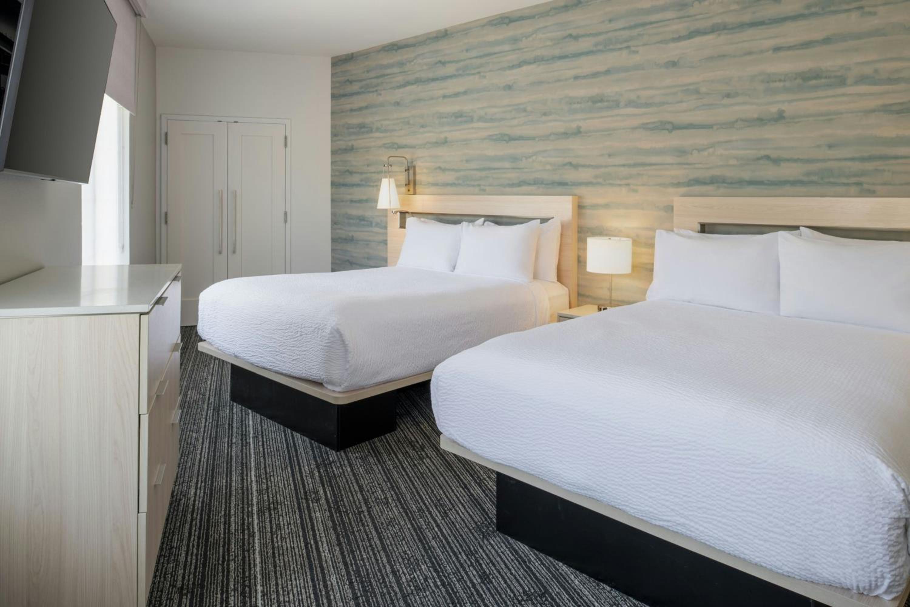 One-Bedroom Corner Suite with Two Queen Beds - No View