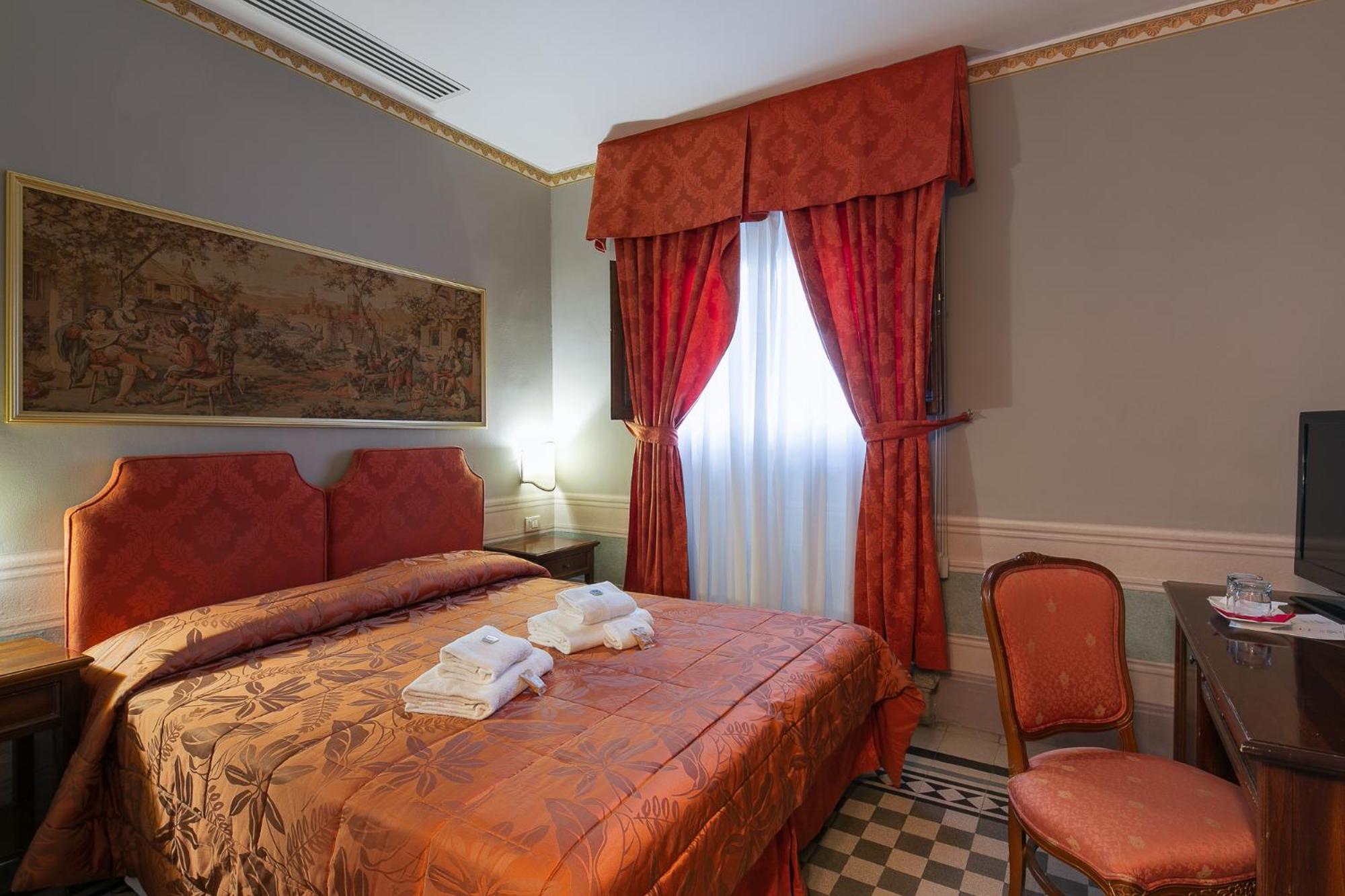 Double or Twin Room photo 3