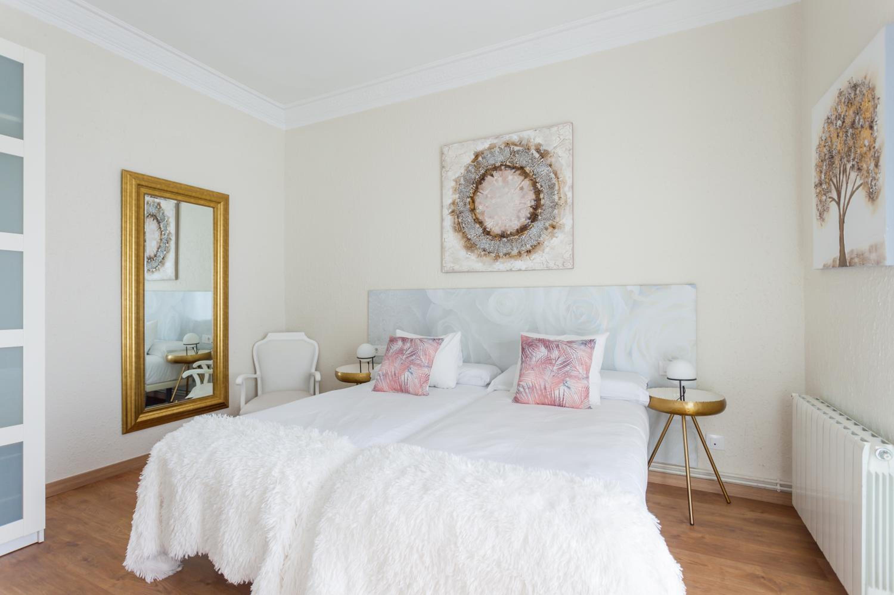 Three-Bedroom Apartment - Calle Viladomat(remodeled), 107 photo 3
