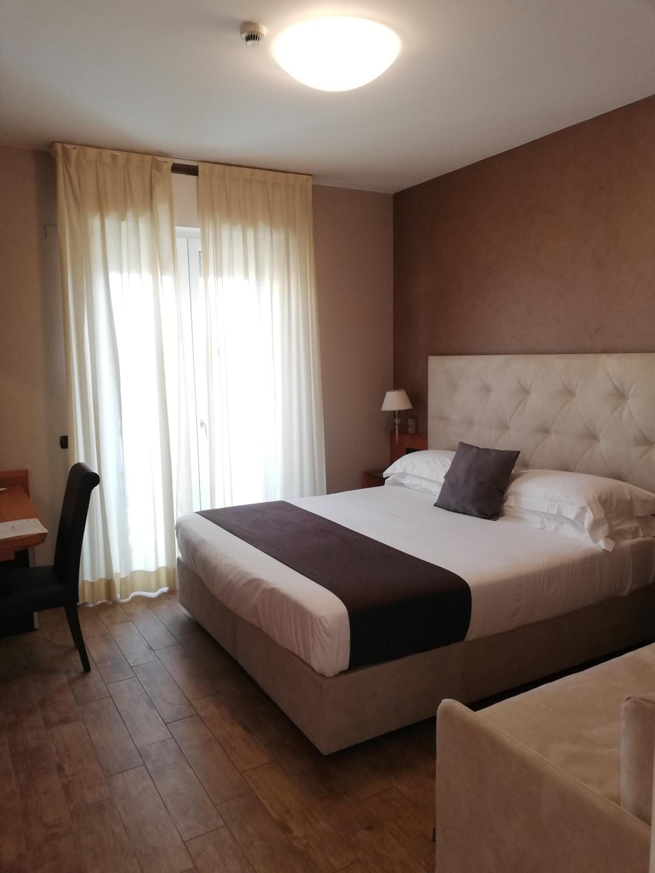 Double Room with Balcony - Photo 5