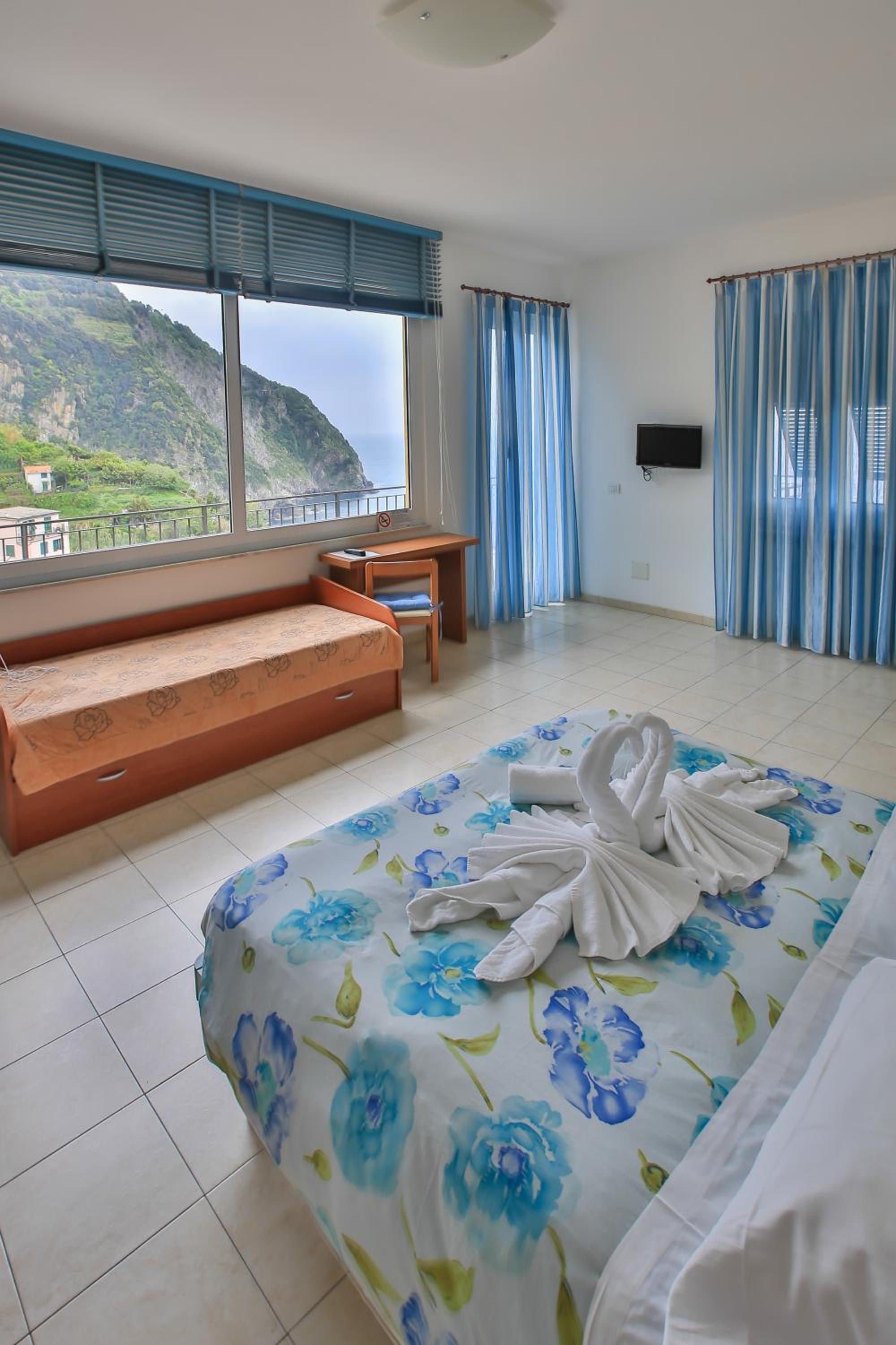 Quadruple Room with Sea View - Photo 10