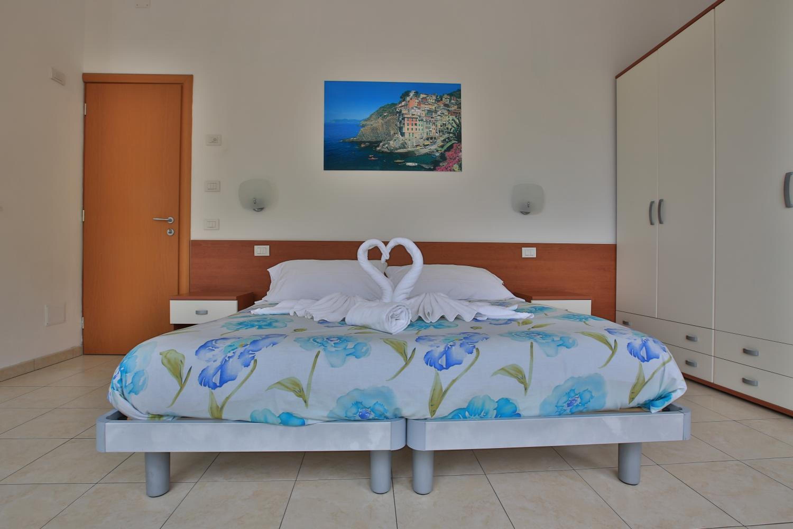 Quadruple Room with Sea View - Photo 13