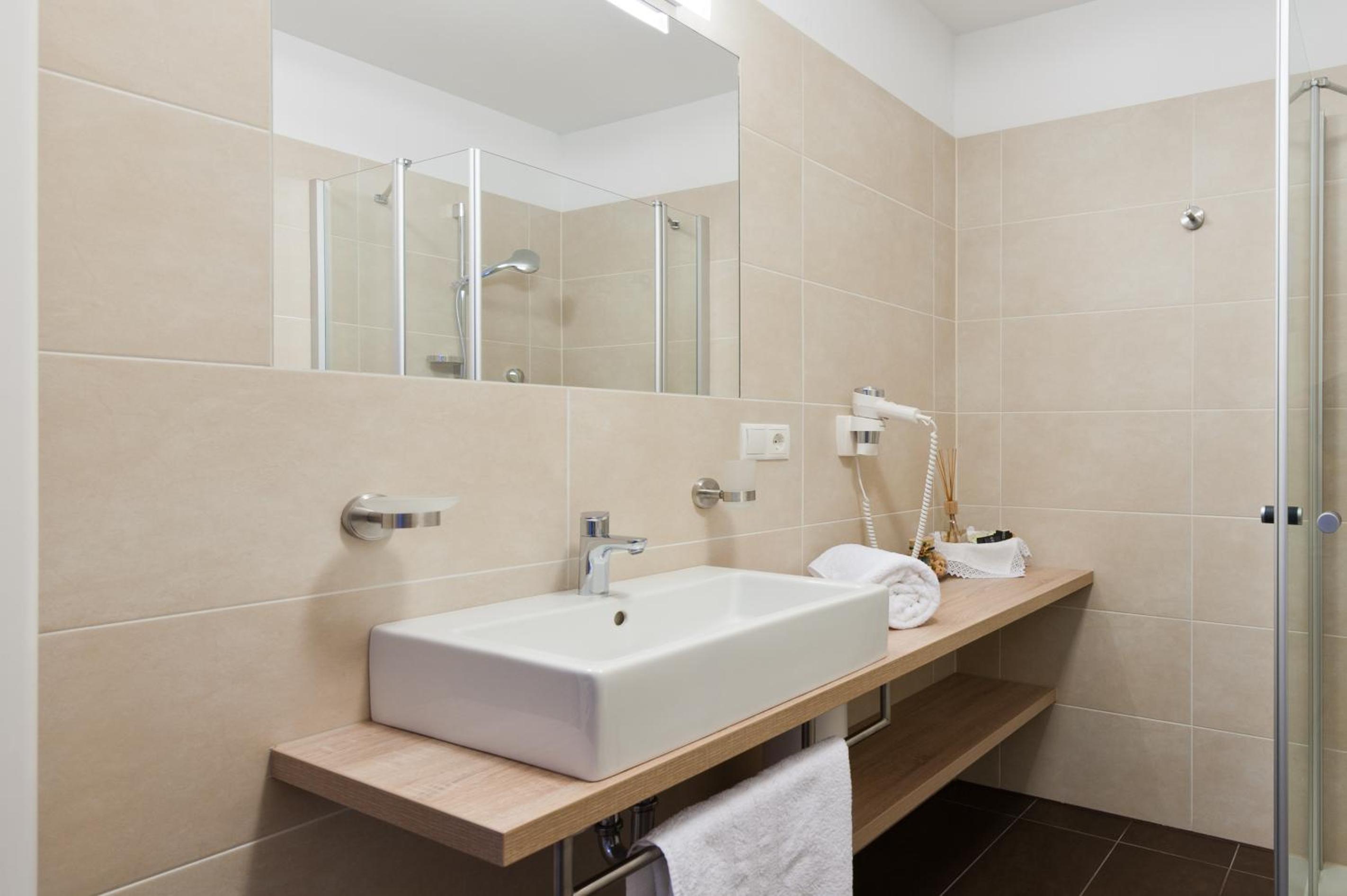 Superior One-Bedroom Apartment - Photo 5