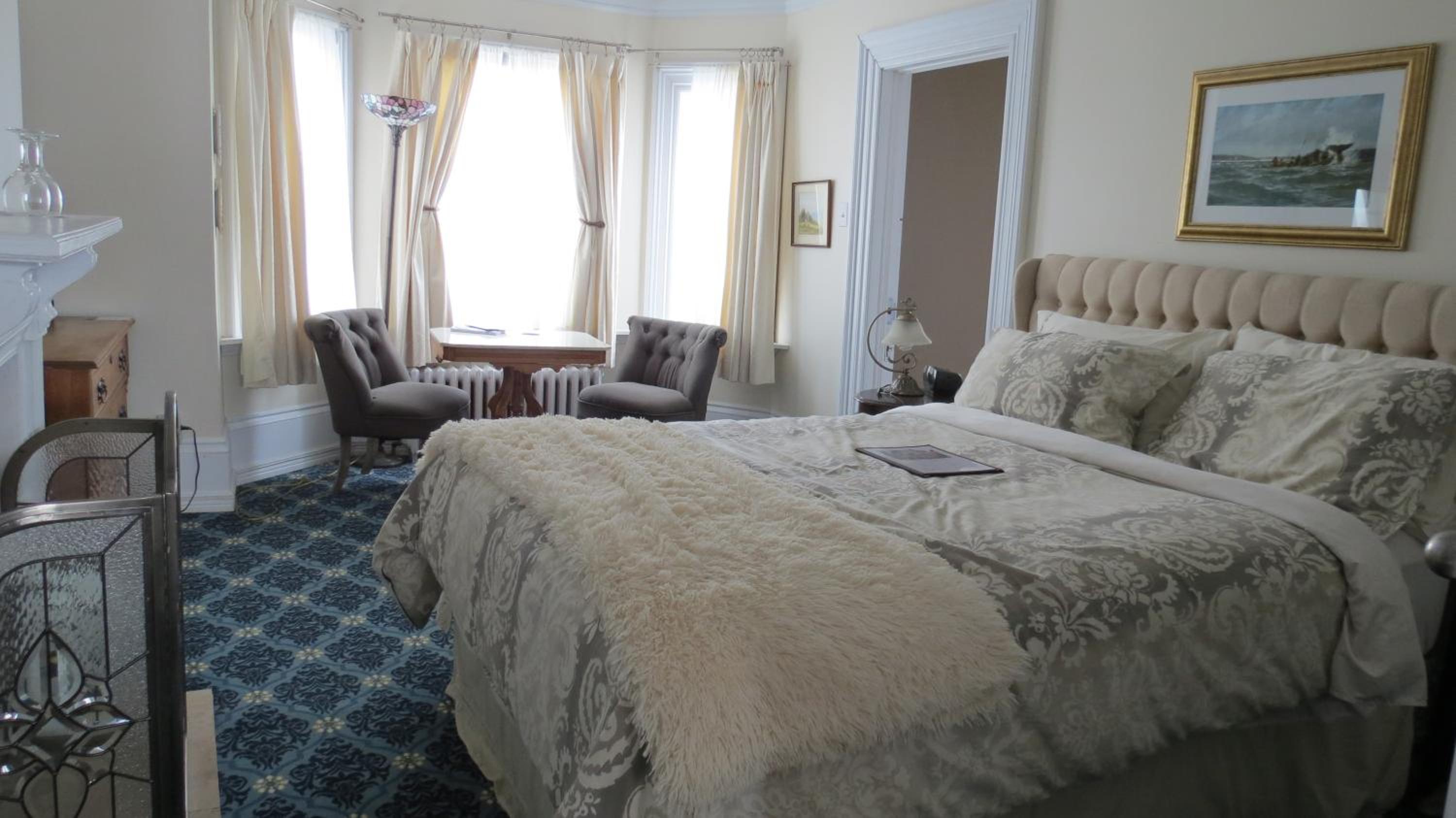 Queen Room with Private Bathroom