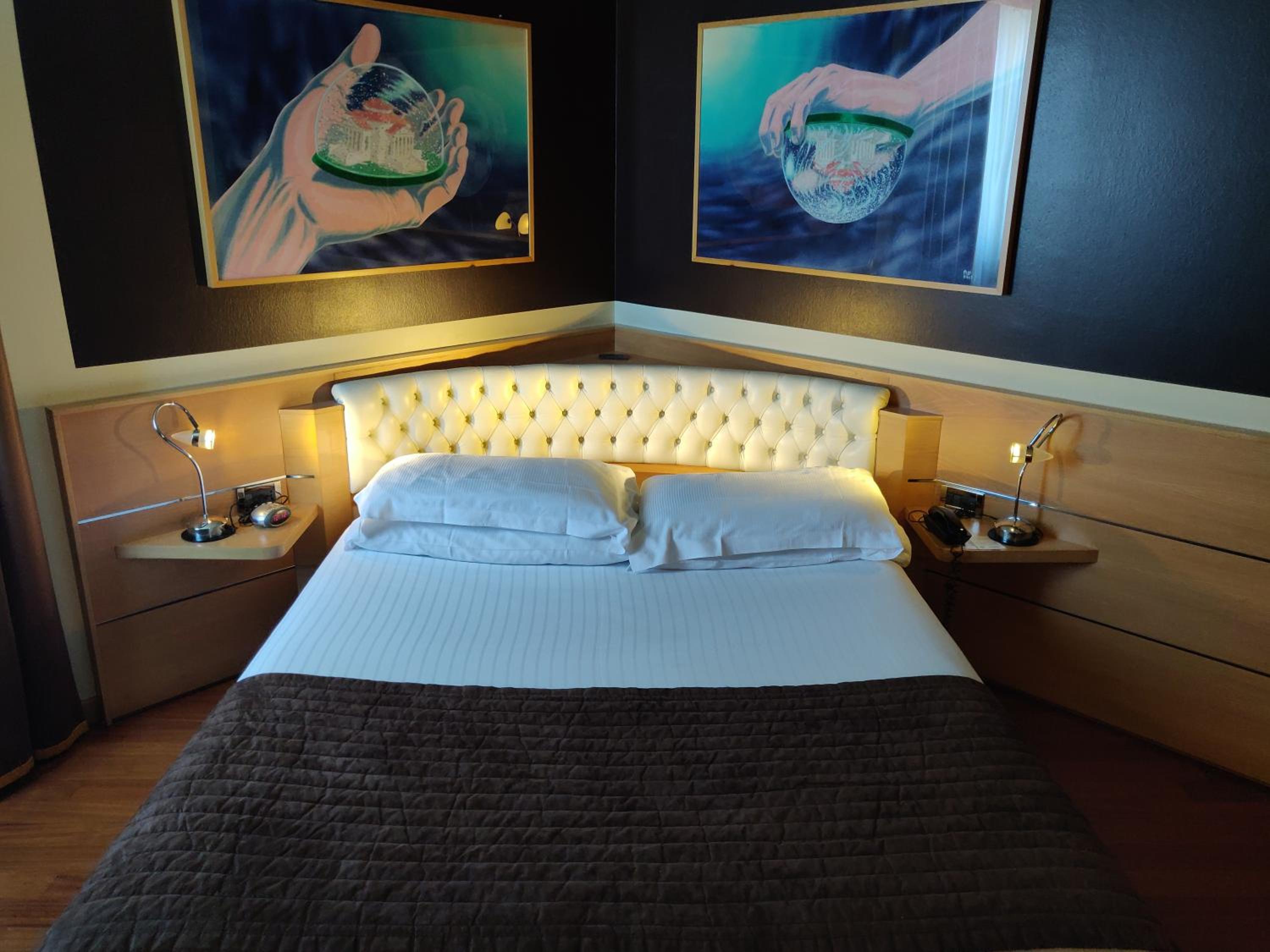 One-Bedroom Suite - Photo 6
