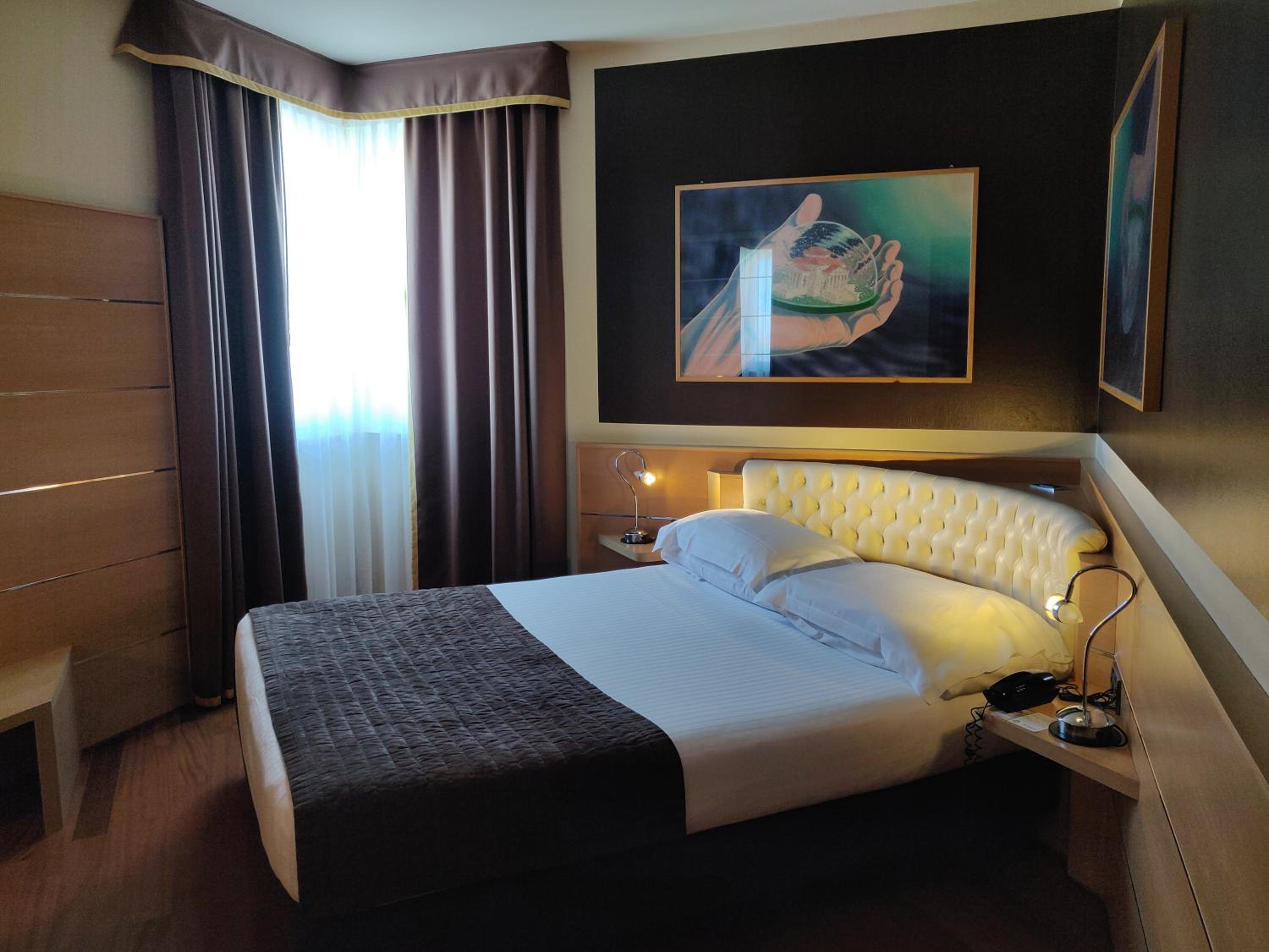 One-Bedroom Suite - Photo 12