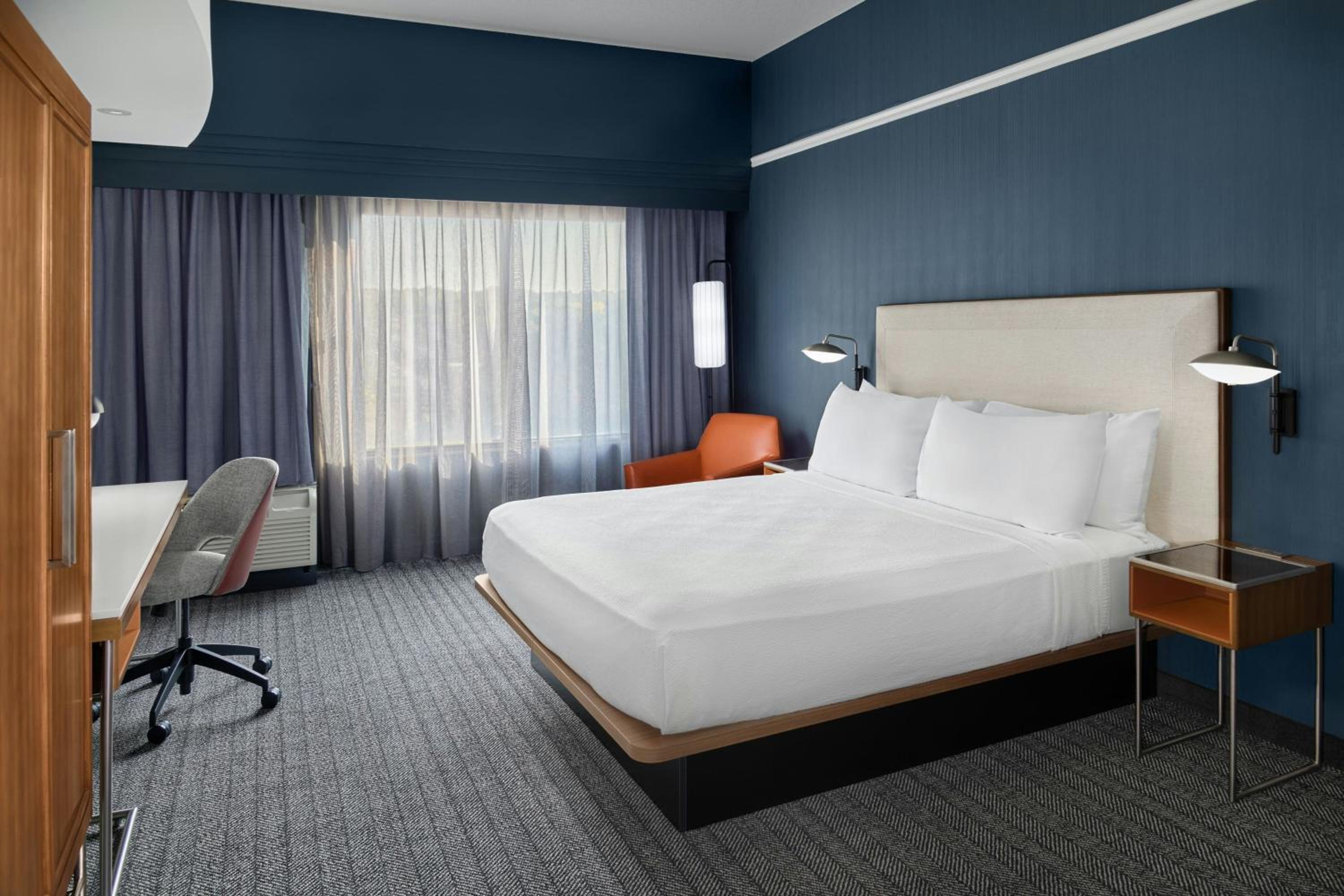 King Room with Roll-In Shower - Mobility Accessible