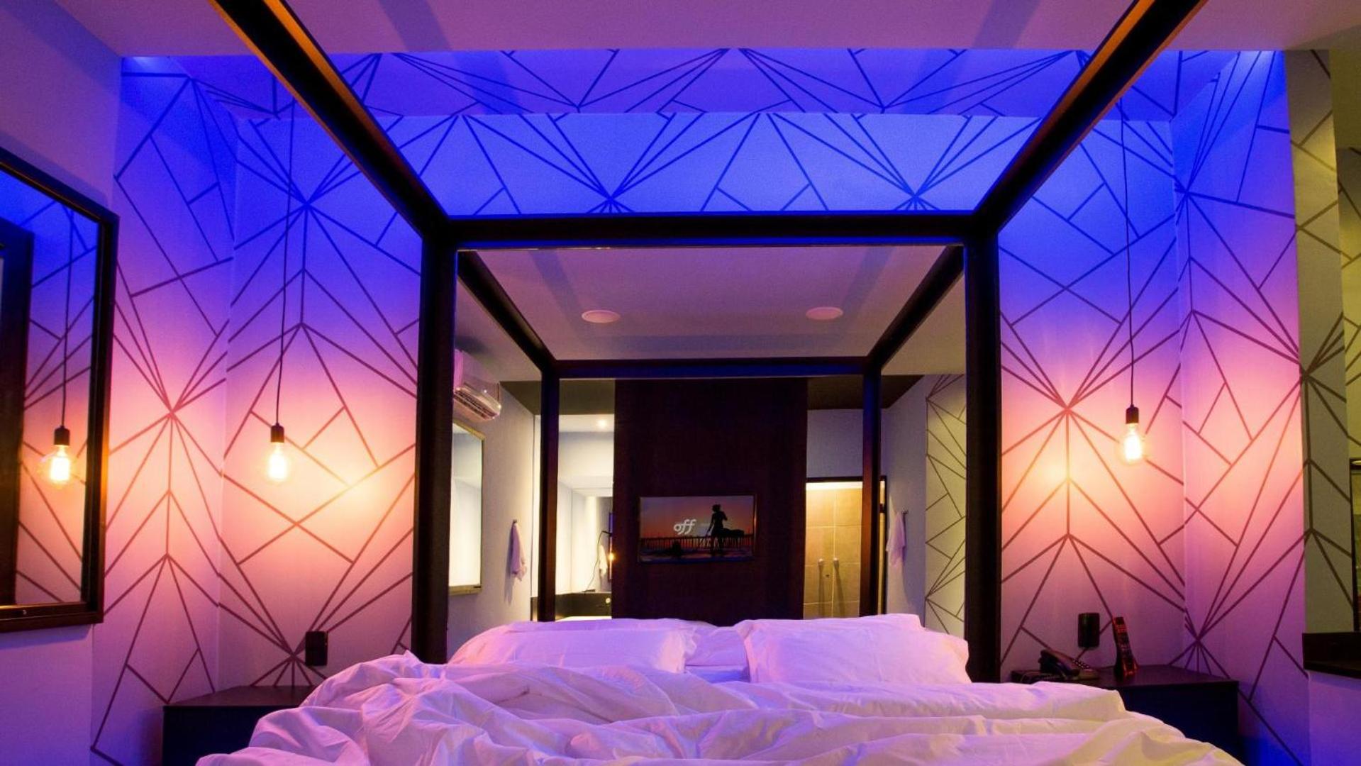 Deluxe King Suite photo 2