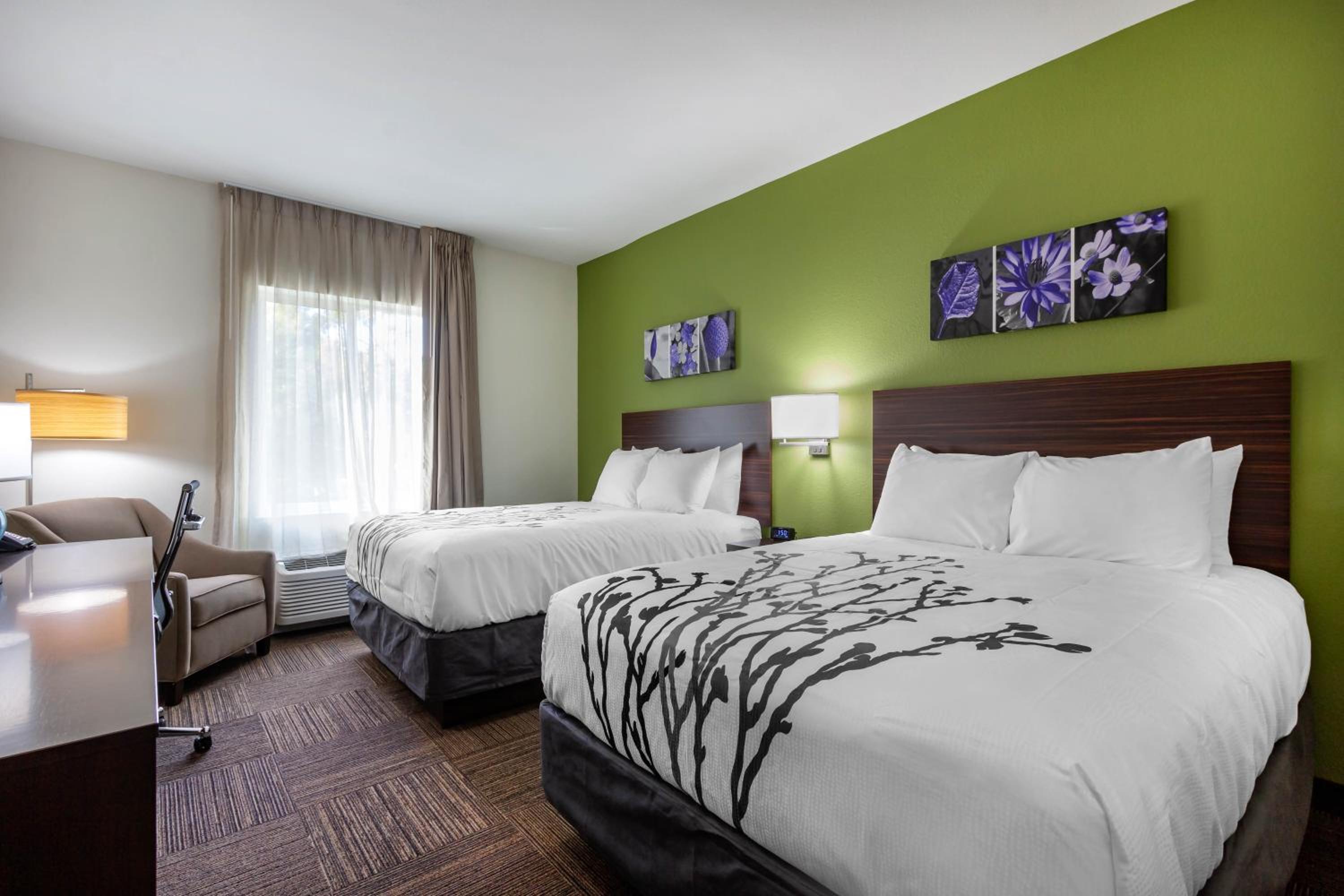 Standard Queen Room with Two Queen Beds - Non-Smoking - Photo 4