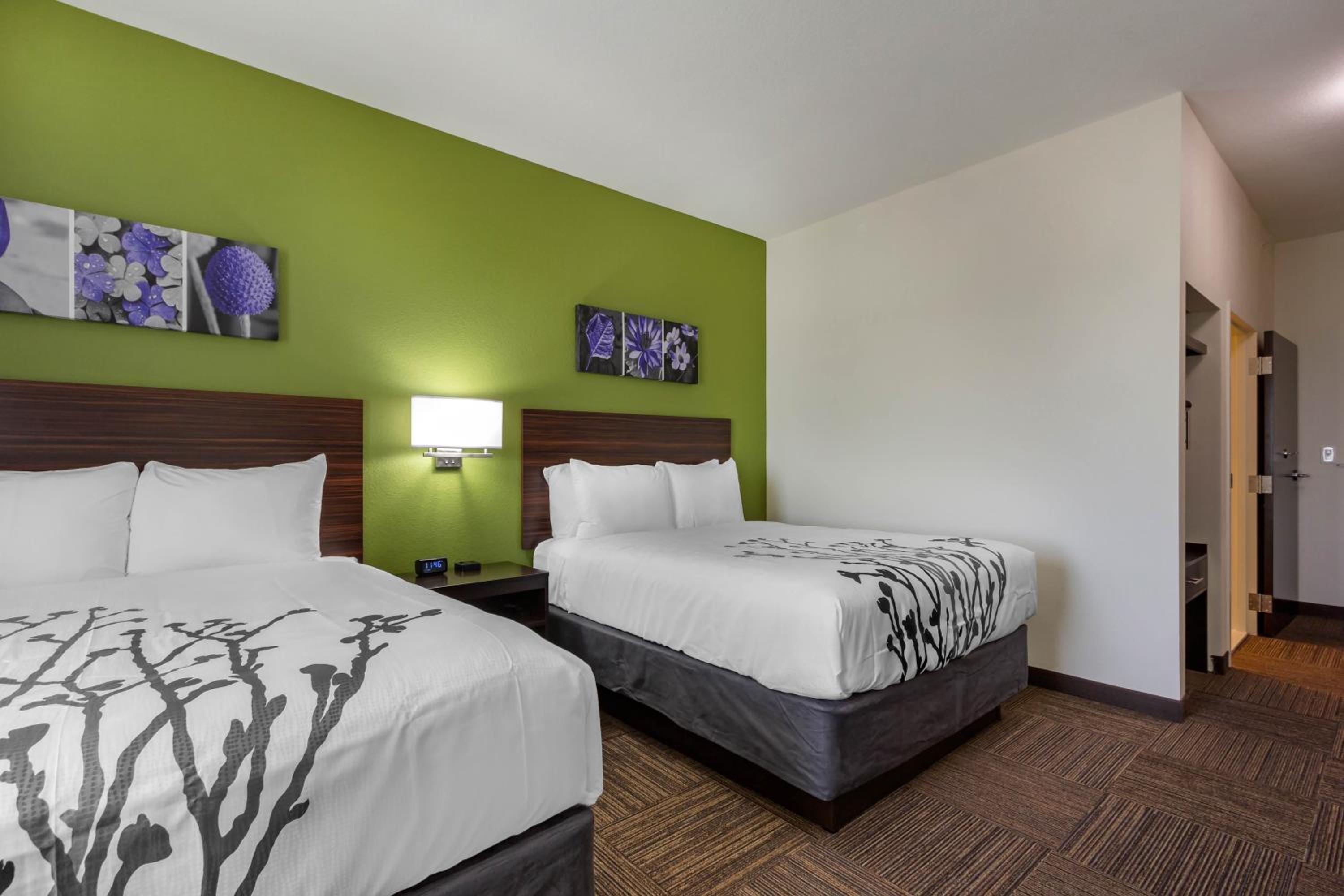 Queen Room with Two Queen Beds - Accessible/Non-Smoking  - Photo 3