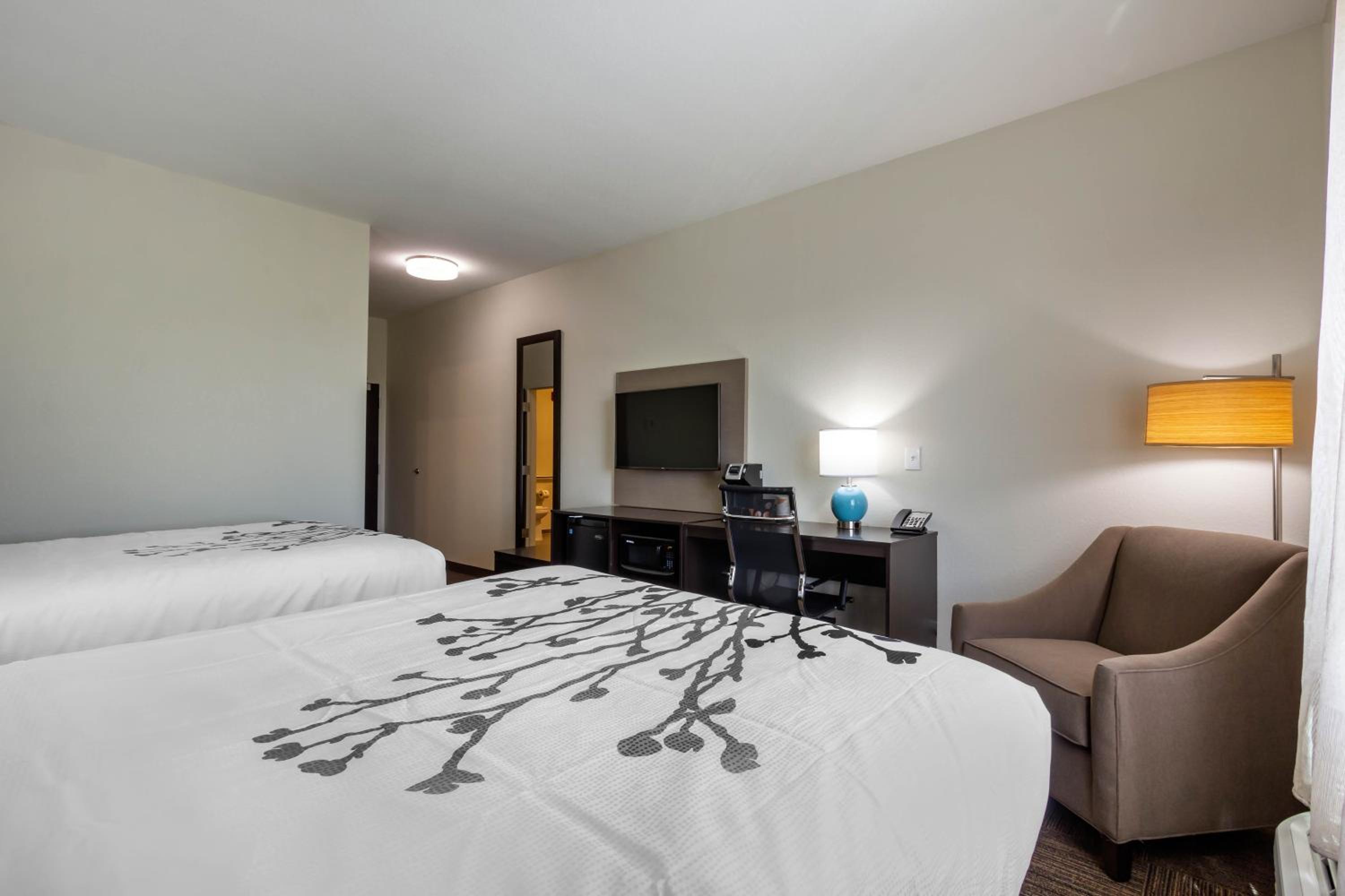 Standard Queen Room with Two Queen Beds - Non-Smoking - Photo 3