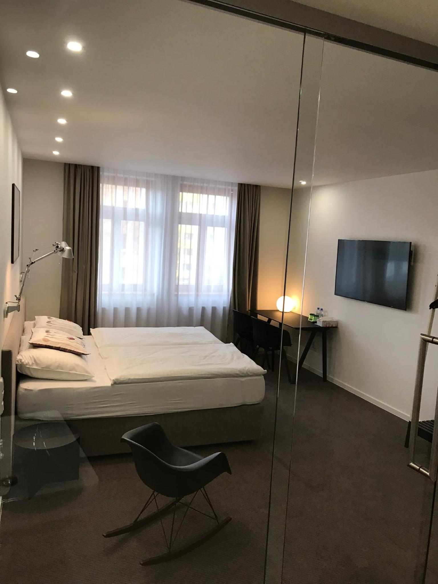 Comfort Business Double or Twin Room with Street View - Photo 11
