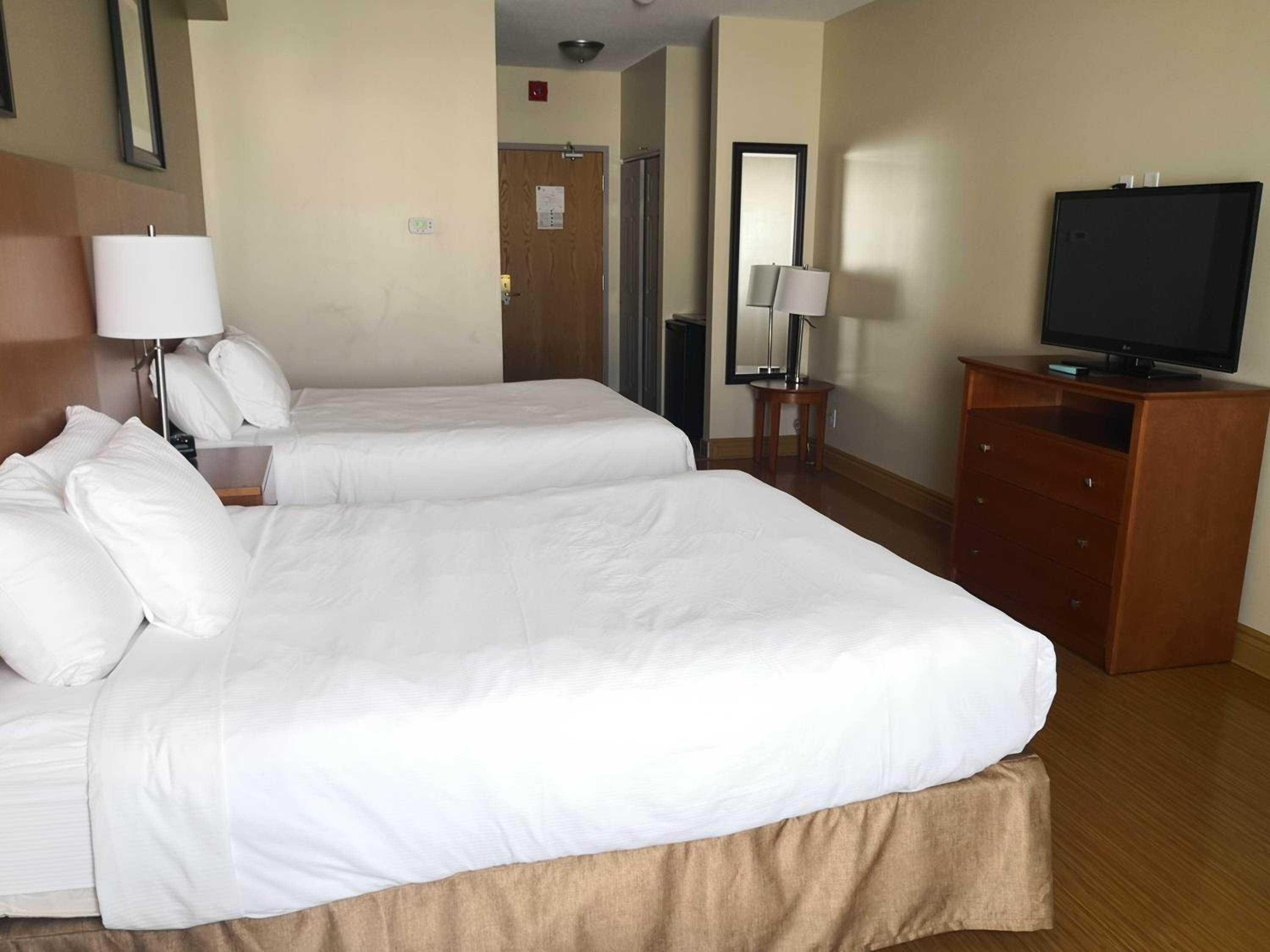 Queen Room with Two Queen Beds photo 1