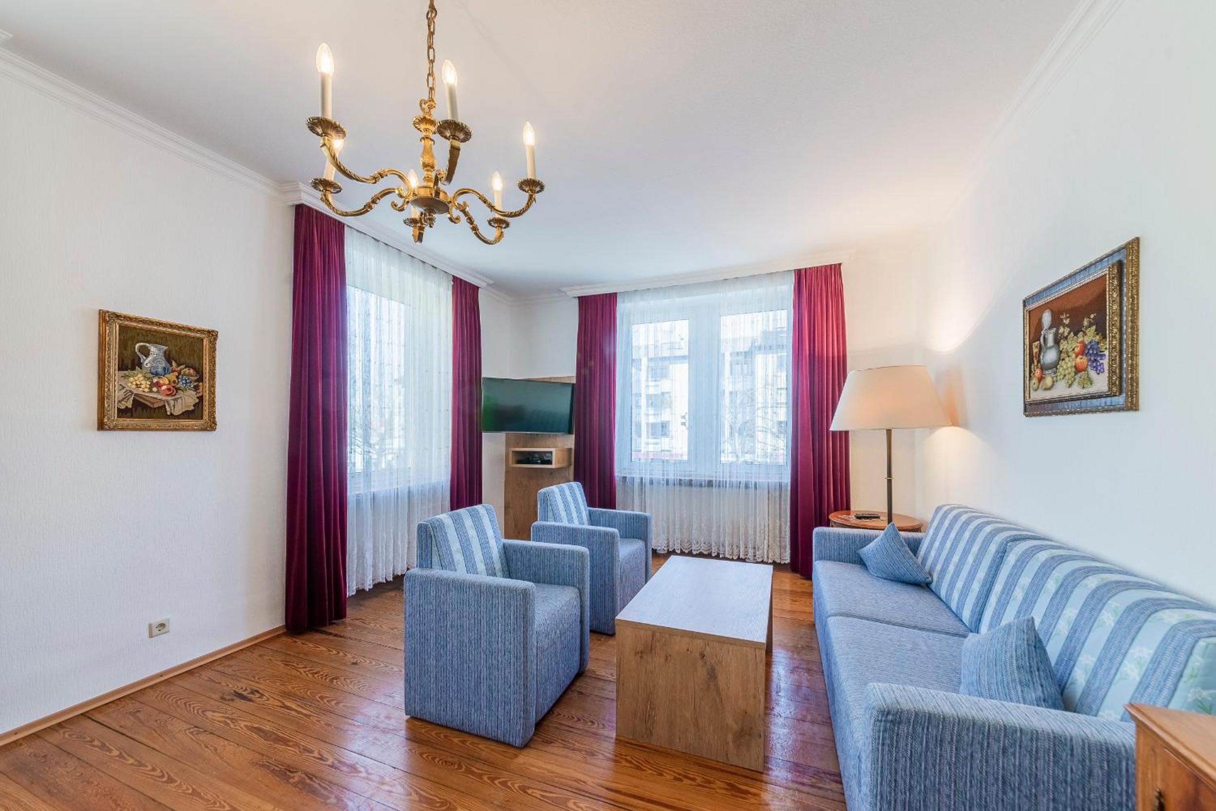 Suite - Photo 1