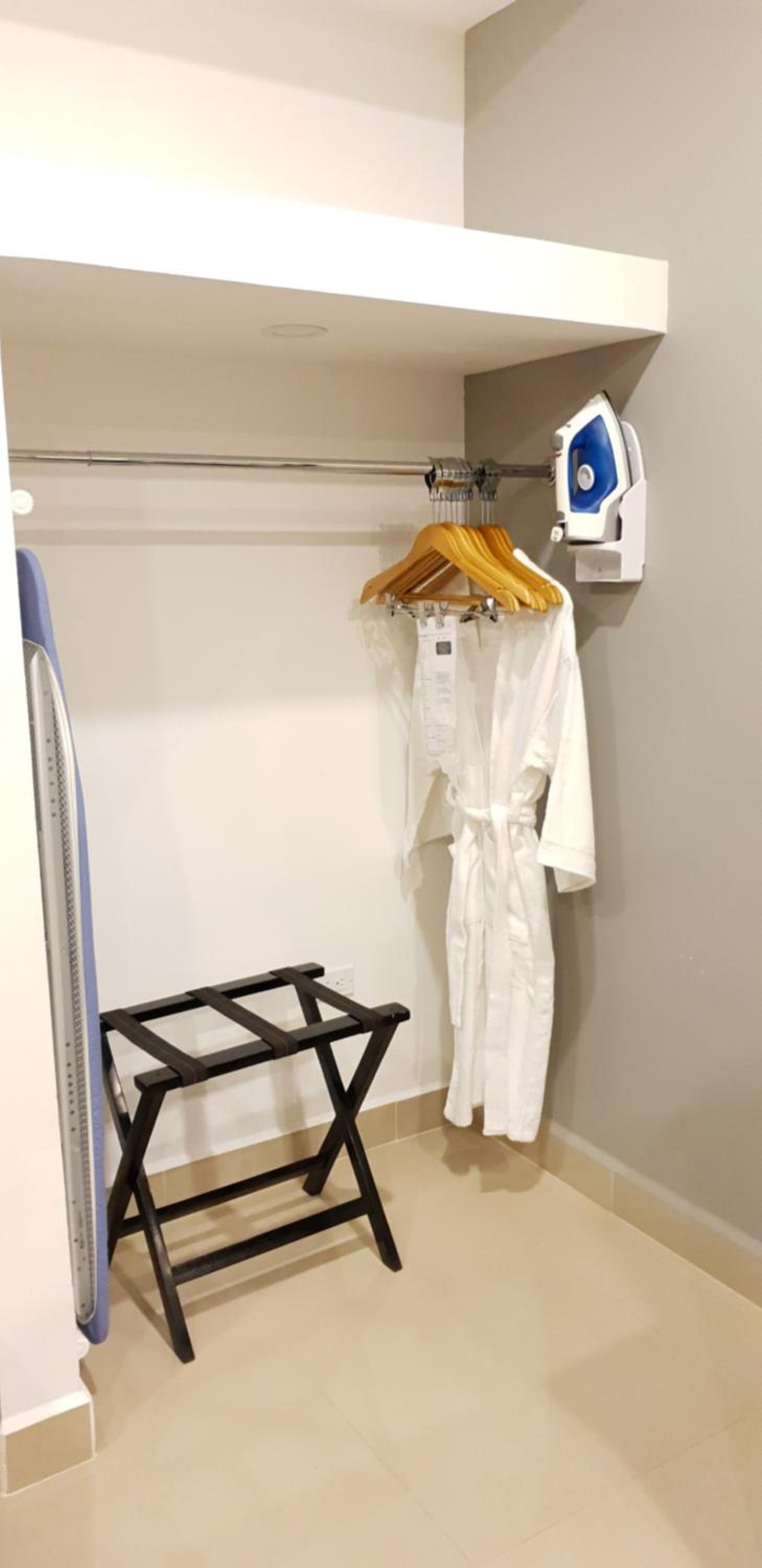 Premium King Room - Non Smoking - Photo 17