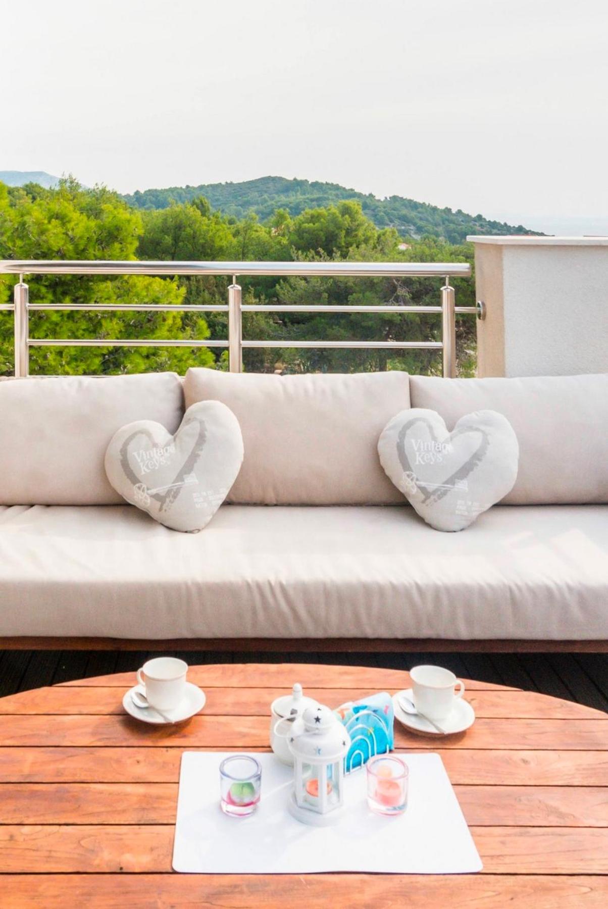 One-Bedroom Apartment with Rooftop Spa Bath photo 2