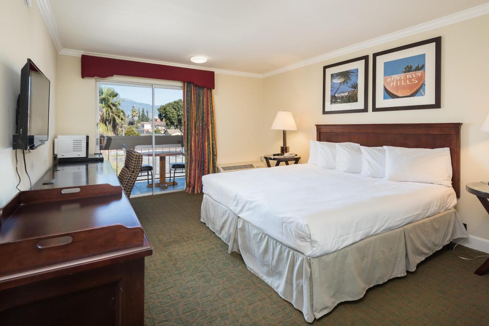 Deluxe King Room with Balcony photo 1