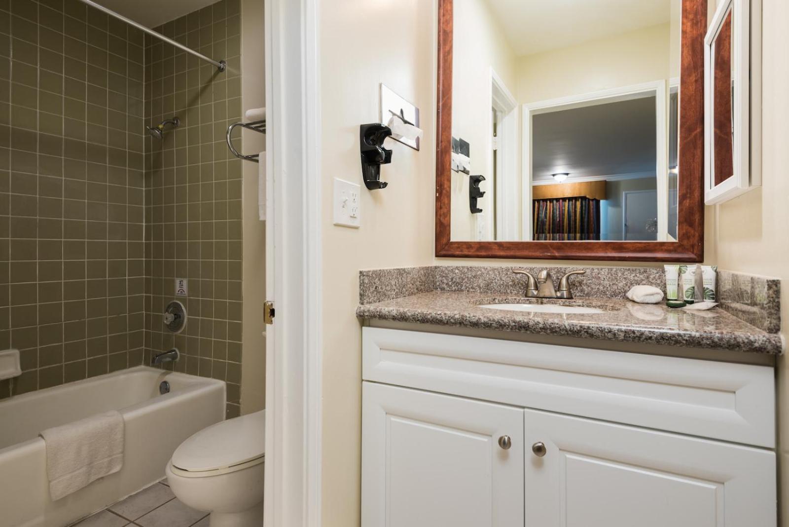 Deluxe Queen Room with Two Queen Beds - Photo 4
