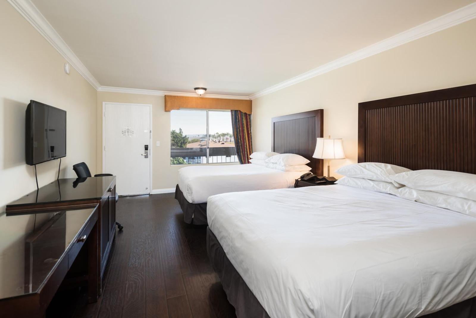 Deluxe Queen Room with Two Queen Beds - Photo 3