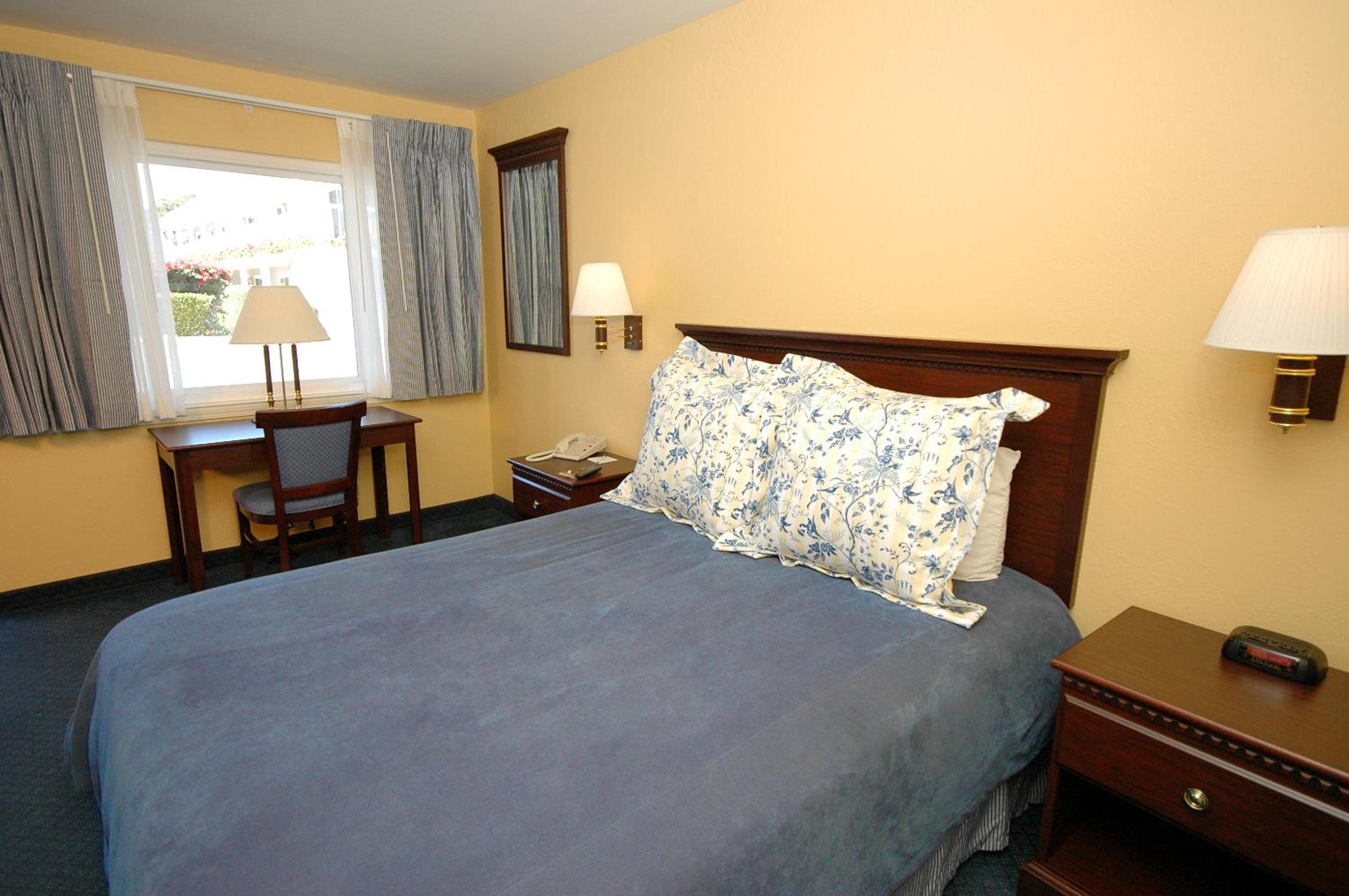 Queen Room Pet Friendly - Photo 3