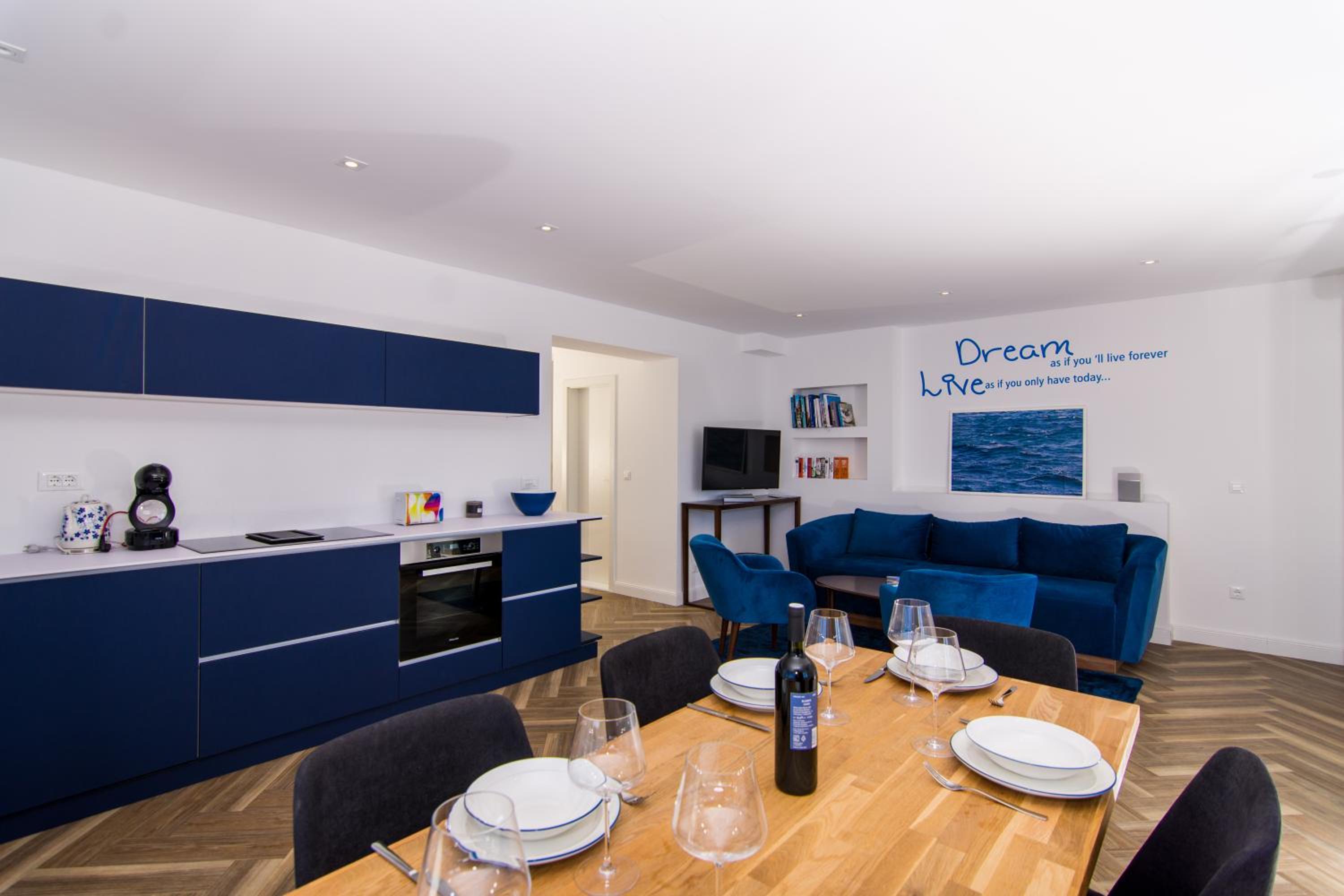 Superior Three-Bedroom Apartment with Sea View photo 3