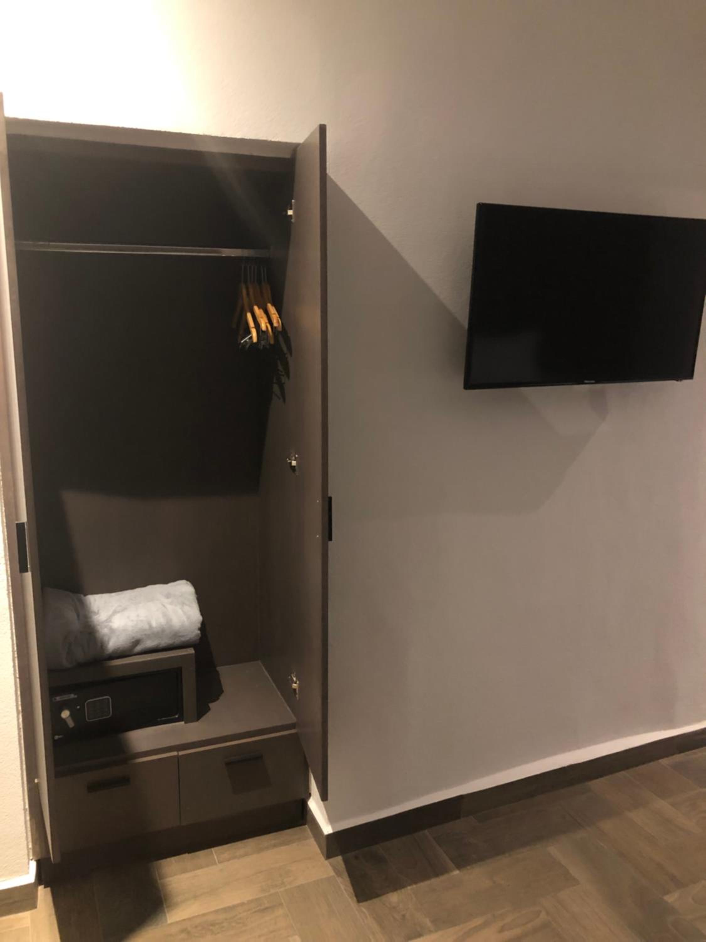 Twin Room with Bath - Photo 1