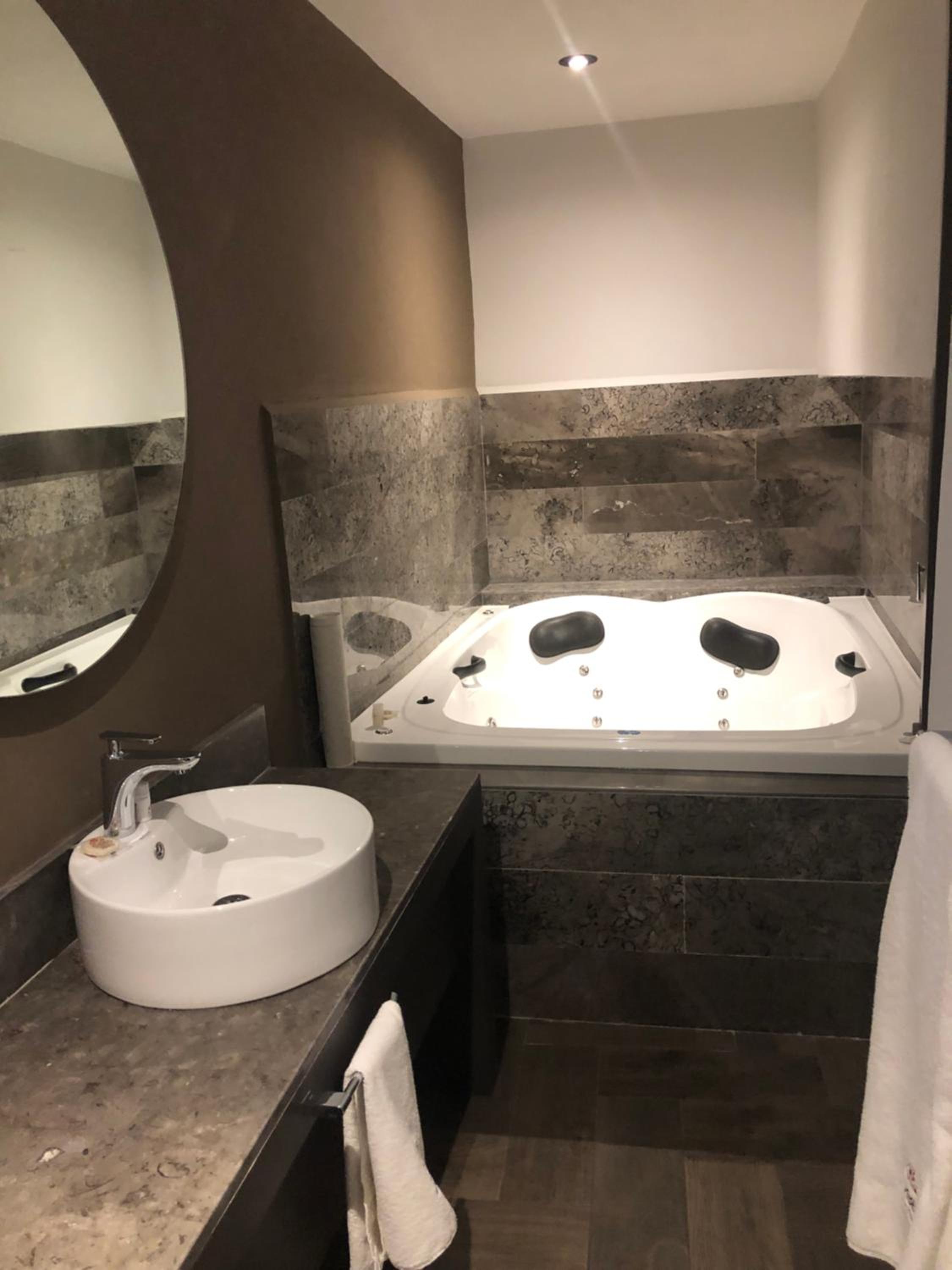 Twin Room with Bath - Photo 12
