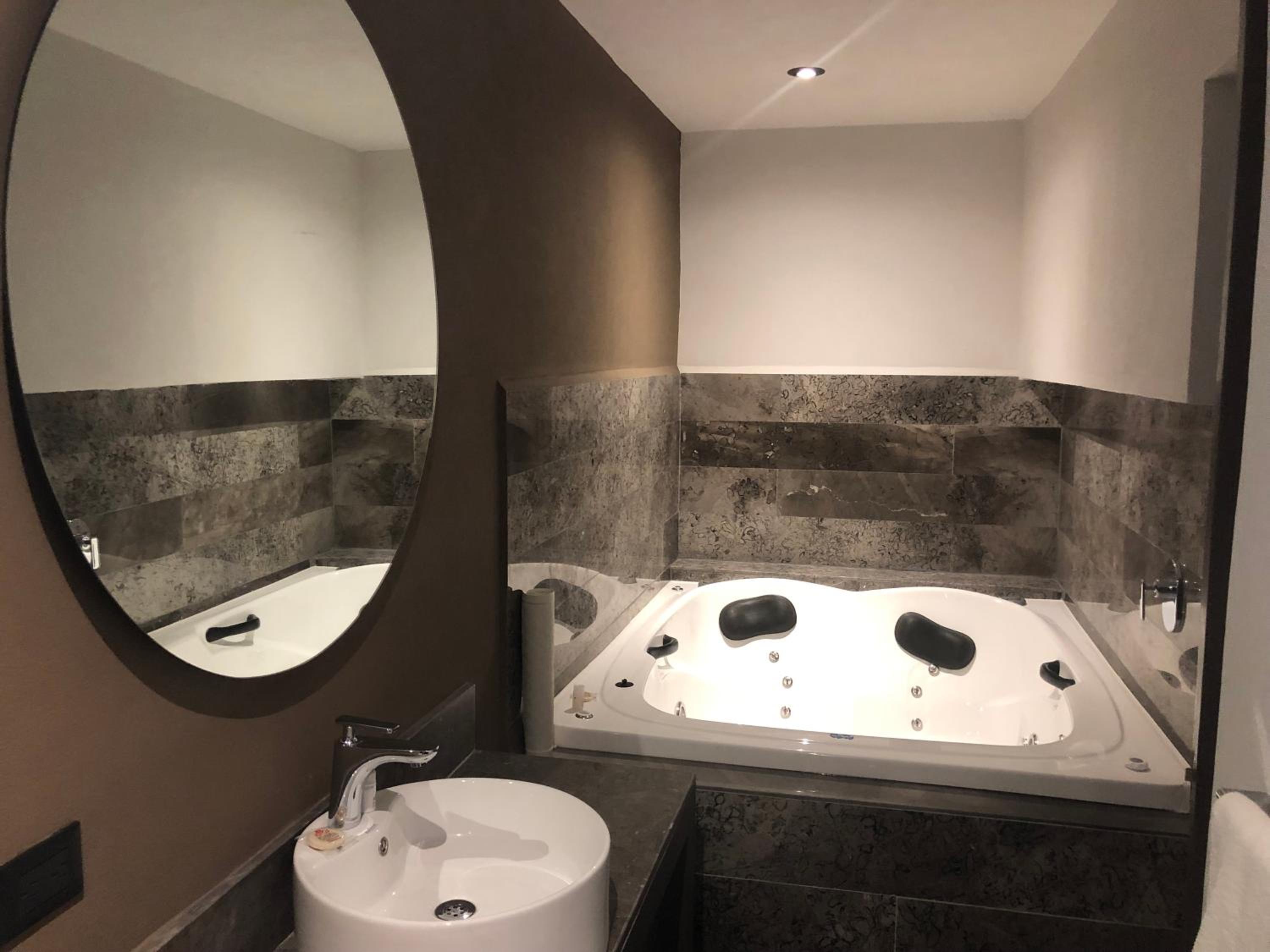 Twin Room with Bath - Photo 11