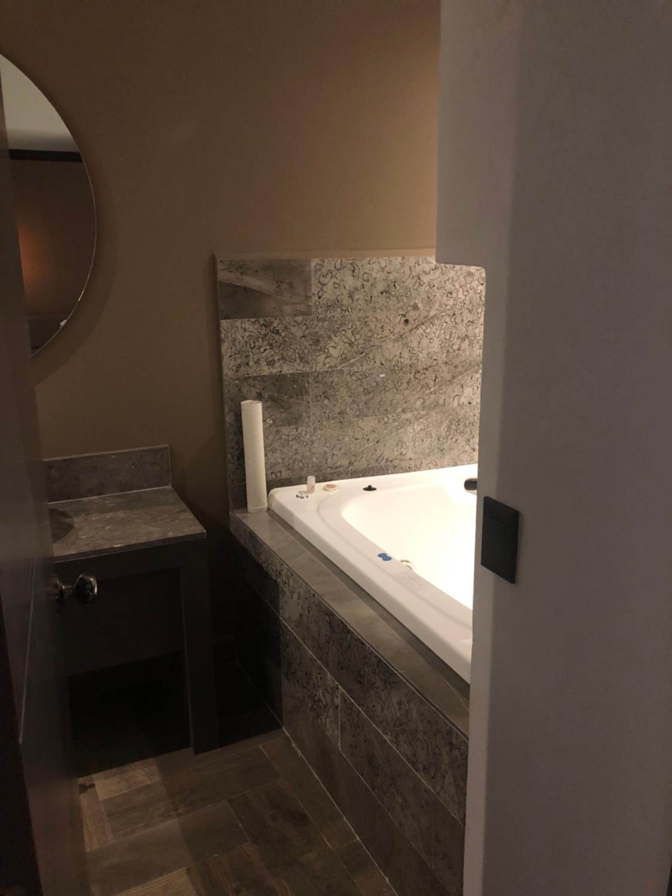 Twin Room with Bath - Photo 9