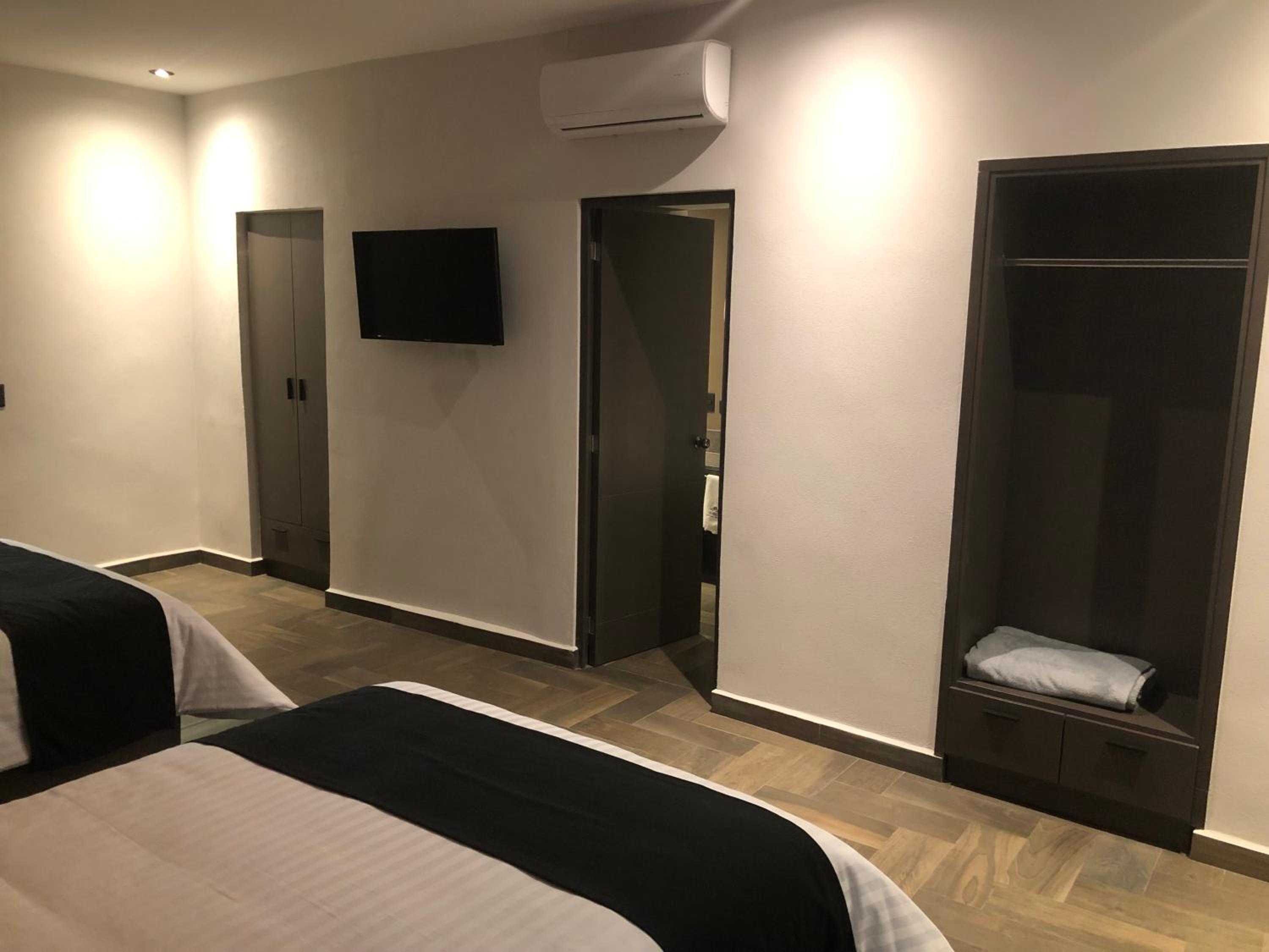 Twin Room with Bath - Photo 8