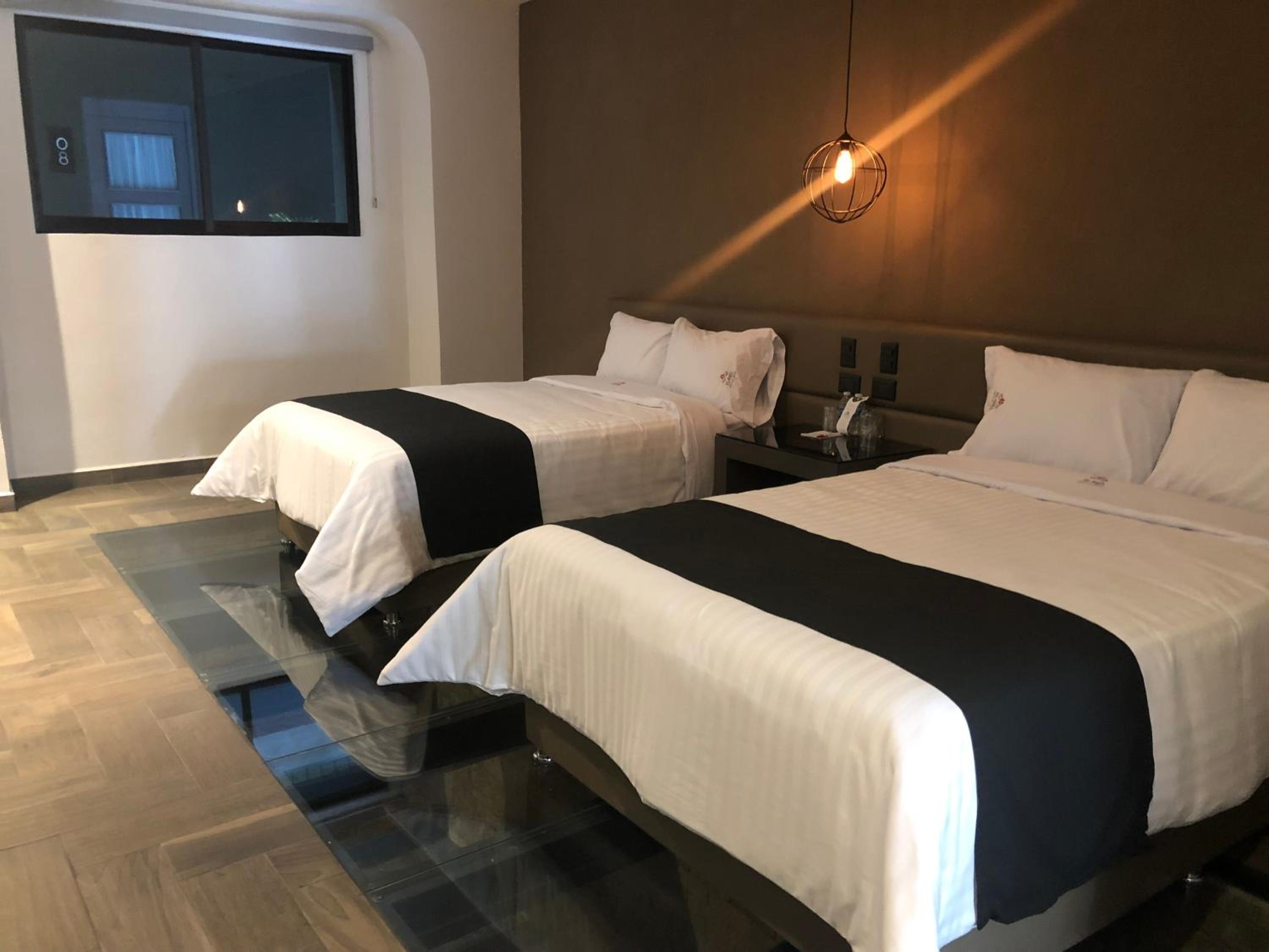 Twin Room with Bath - Photo 2