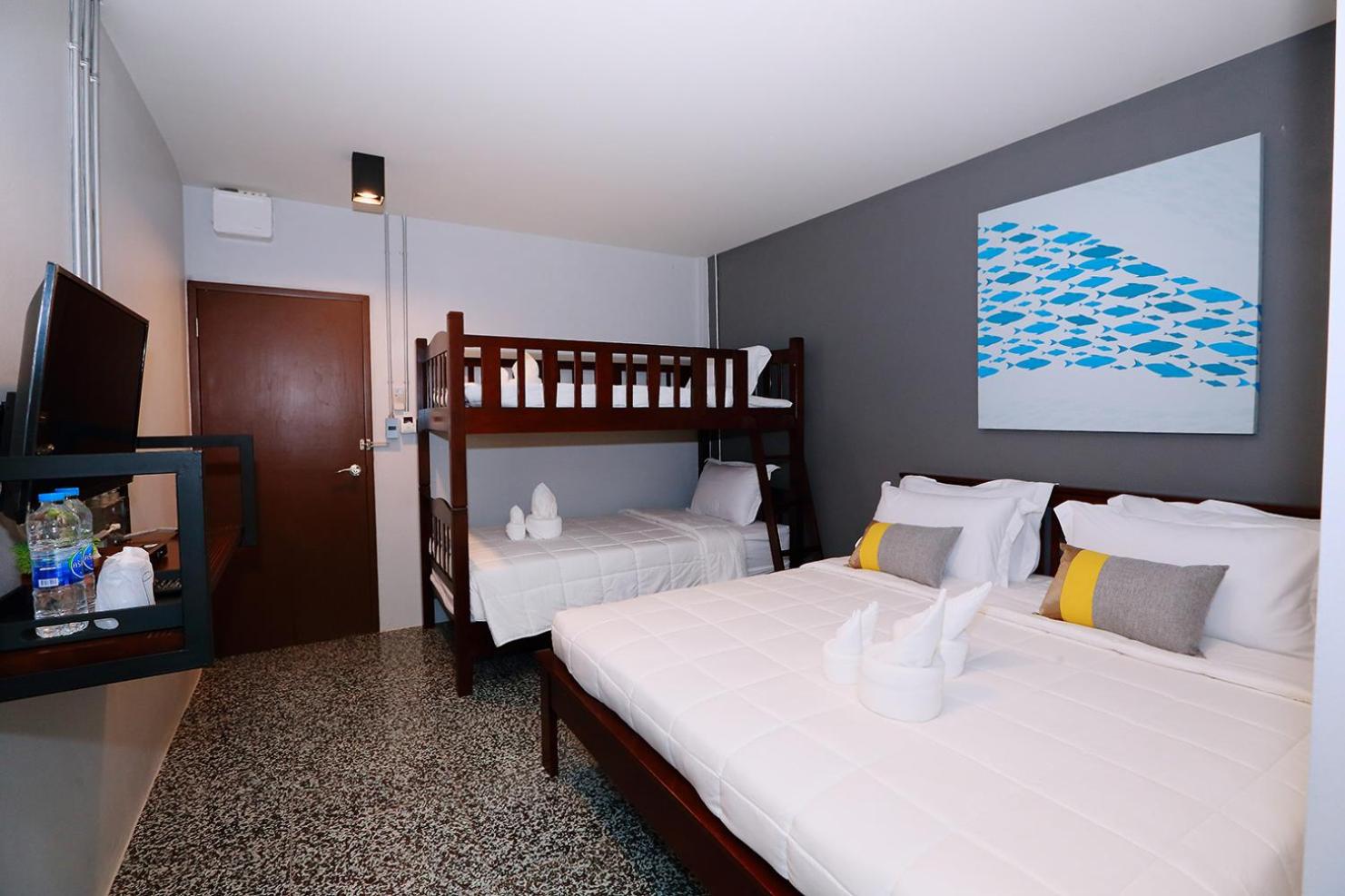 Quadruple Room with Private Bathroom photo 1