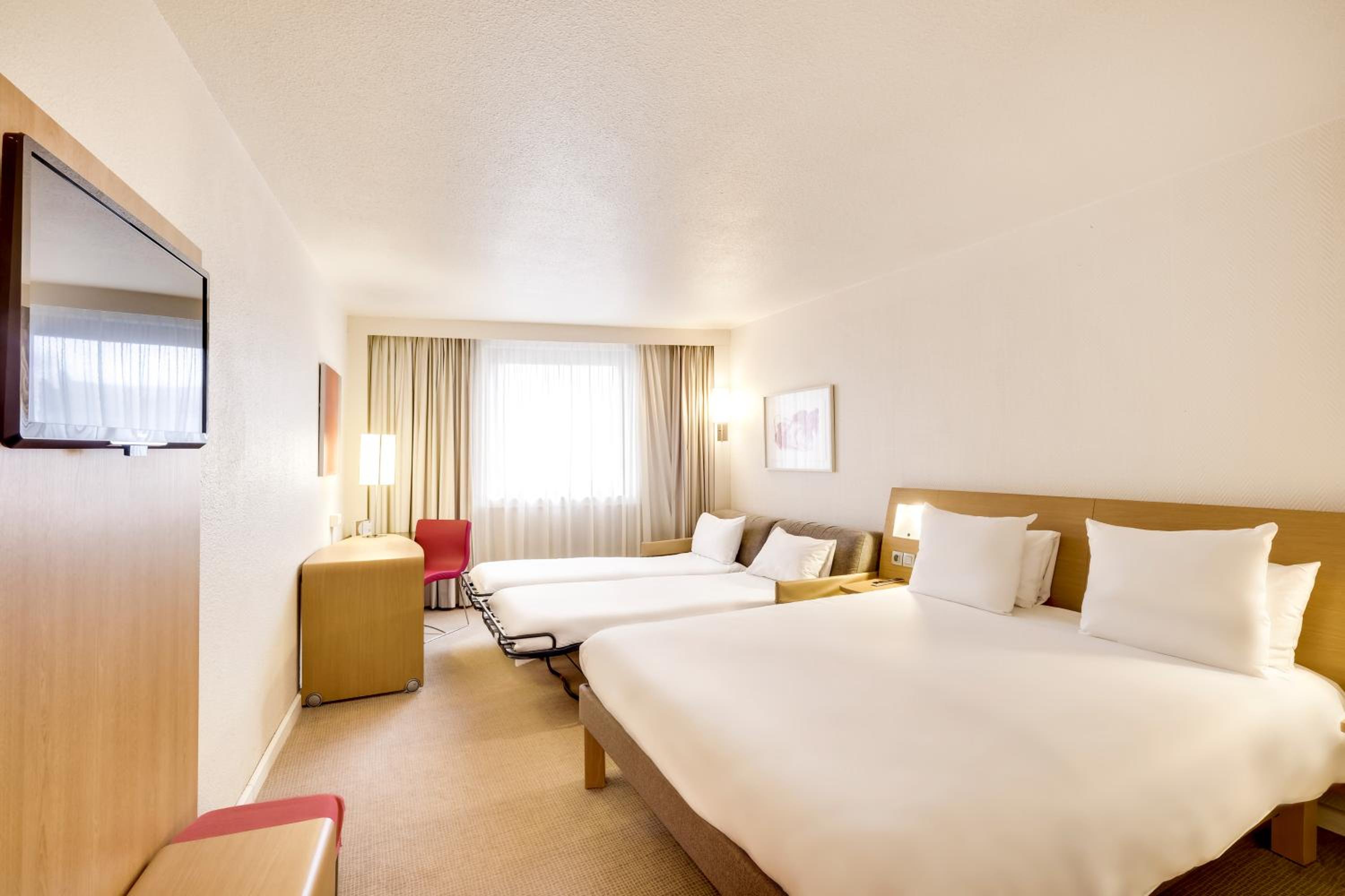 Standard Room with One Double Bed and One Double Sofa bed - Photo 3