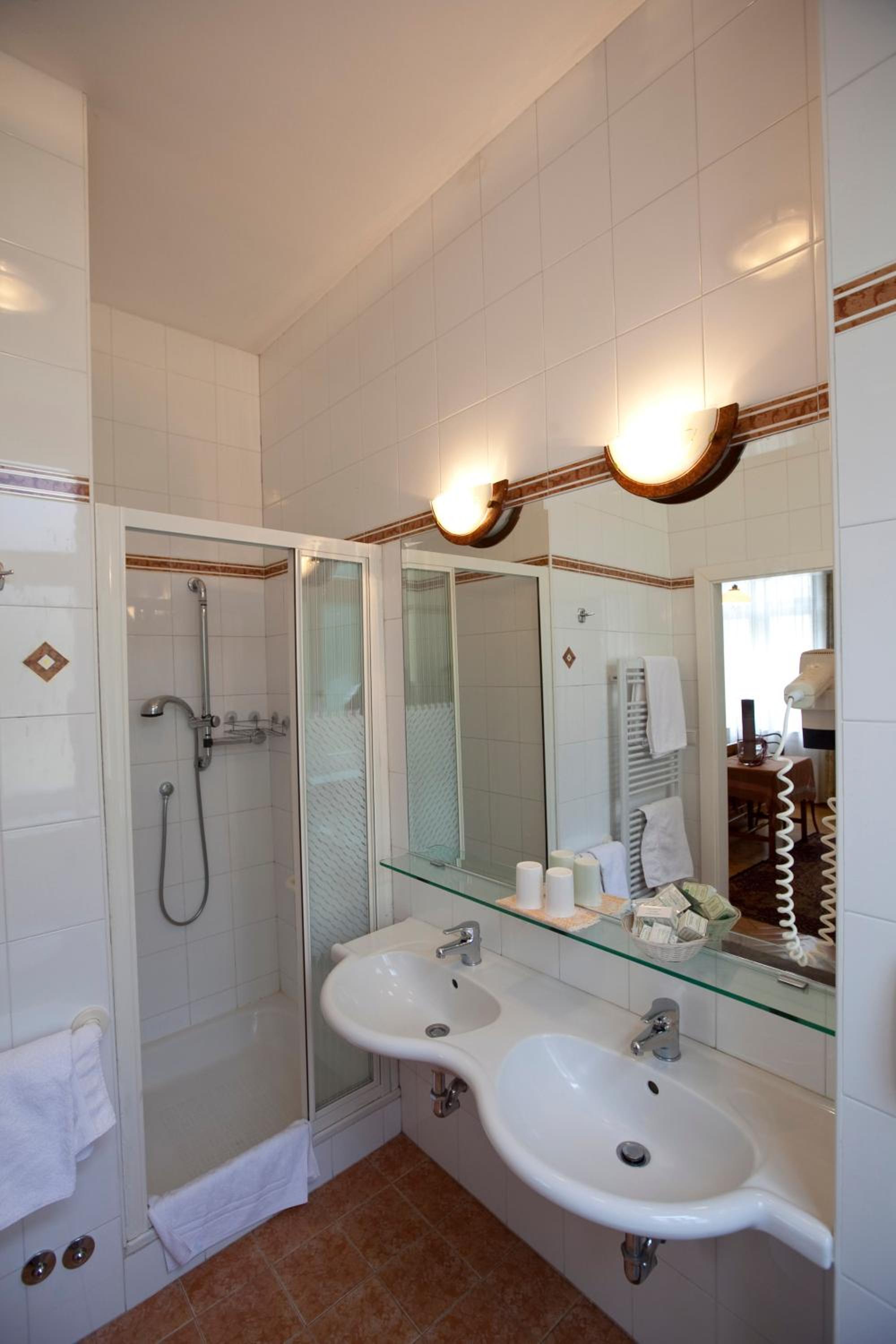 Double or Twin Room - Photo 9