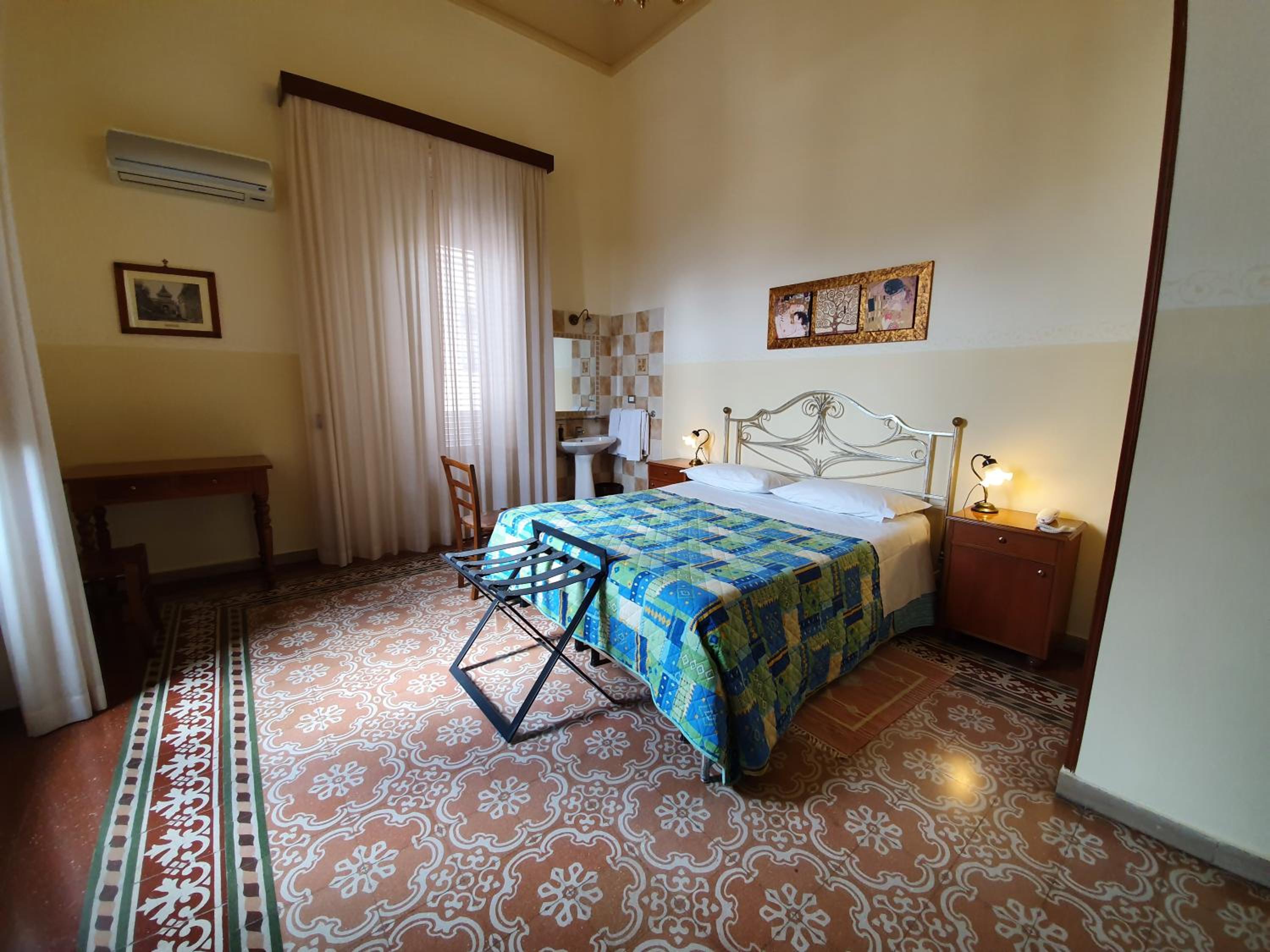 Doppel- oder Zweibettzimmer mit Gemeinschaftsbad