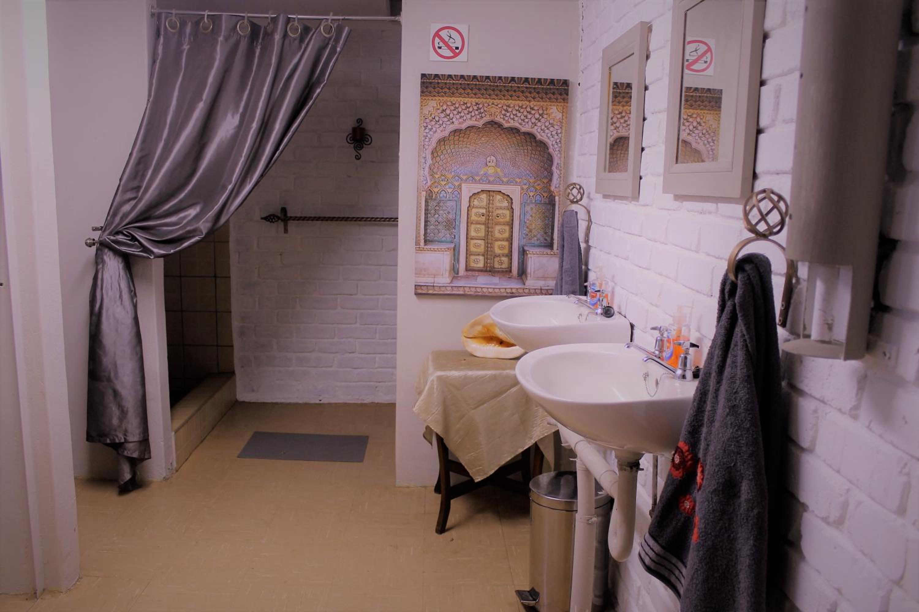 Twin Room with Shared Bathroom photo 3