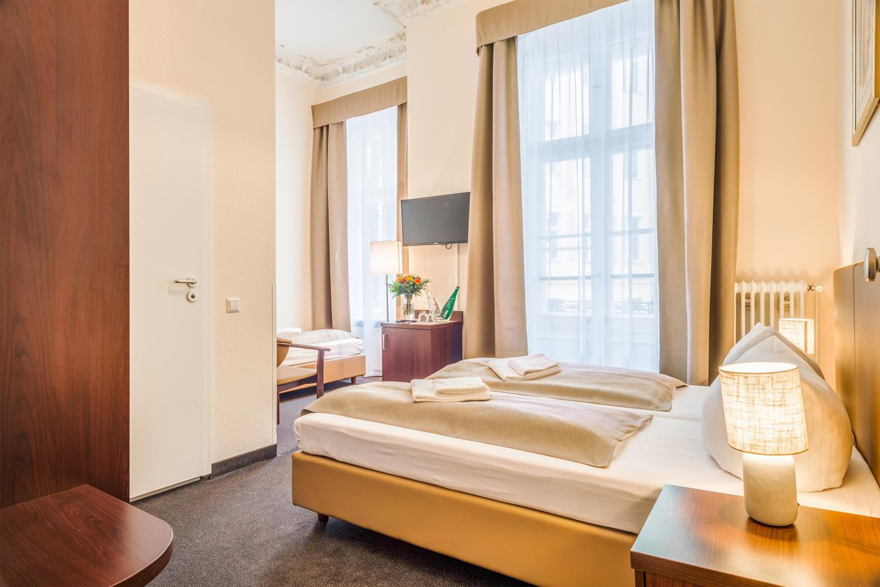 Standard Triple Room thumbnail 5