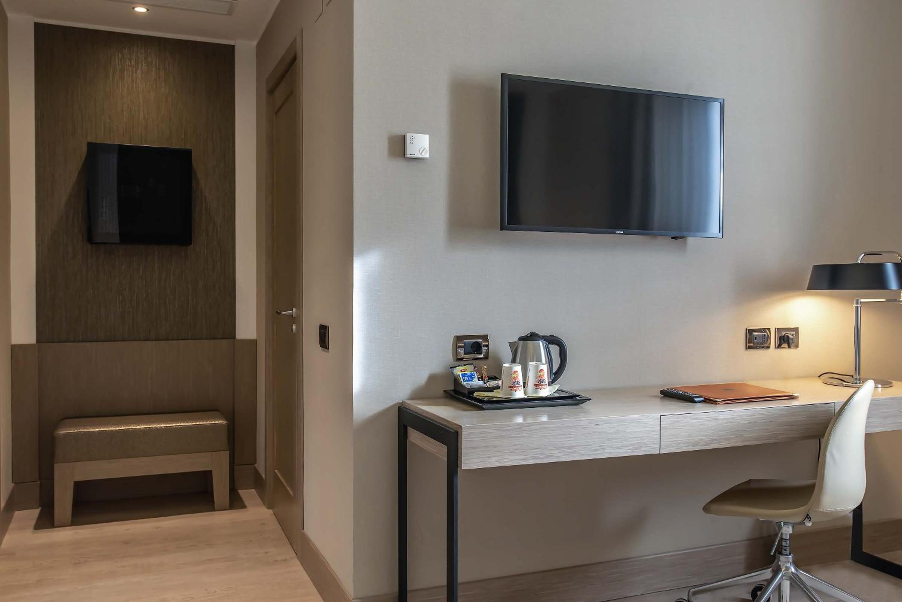 Deluxe Double or Twin Room thumbnail 5