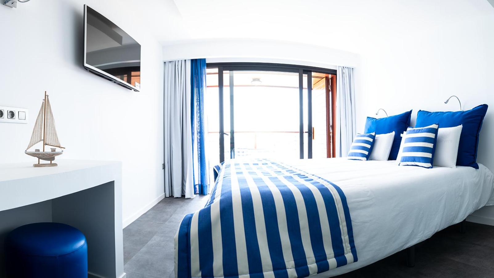 Deluxe Double Room with Balcony and Sea View
