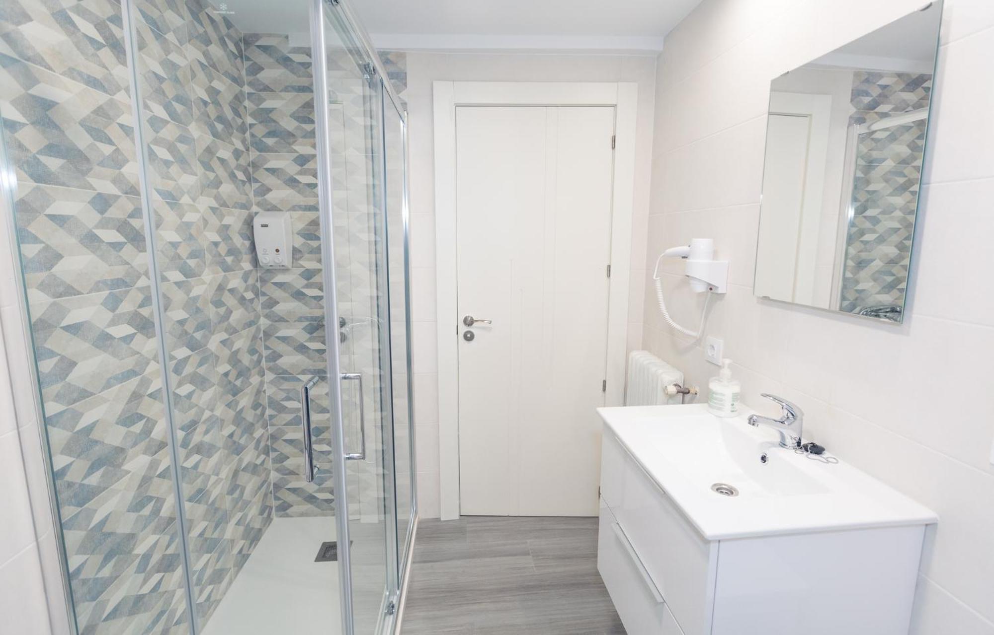 DOBLE BAÑO FUERA CAMA DOBLE - Photo 2