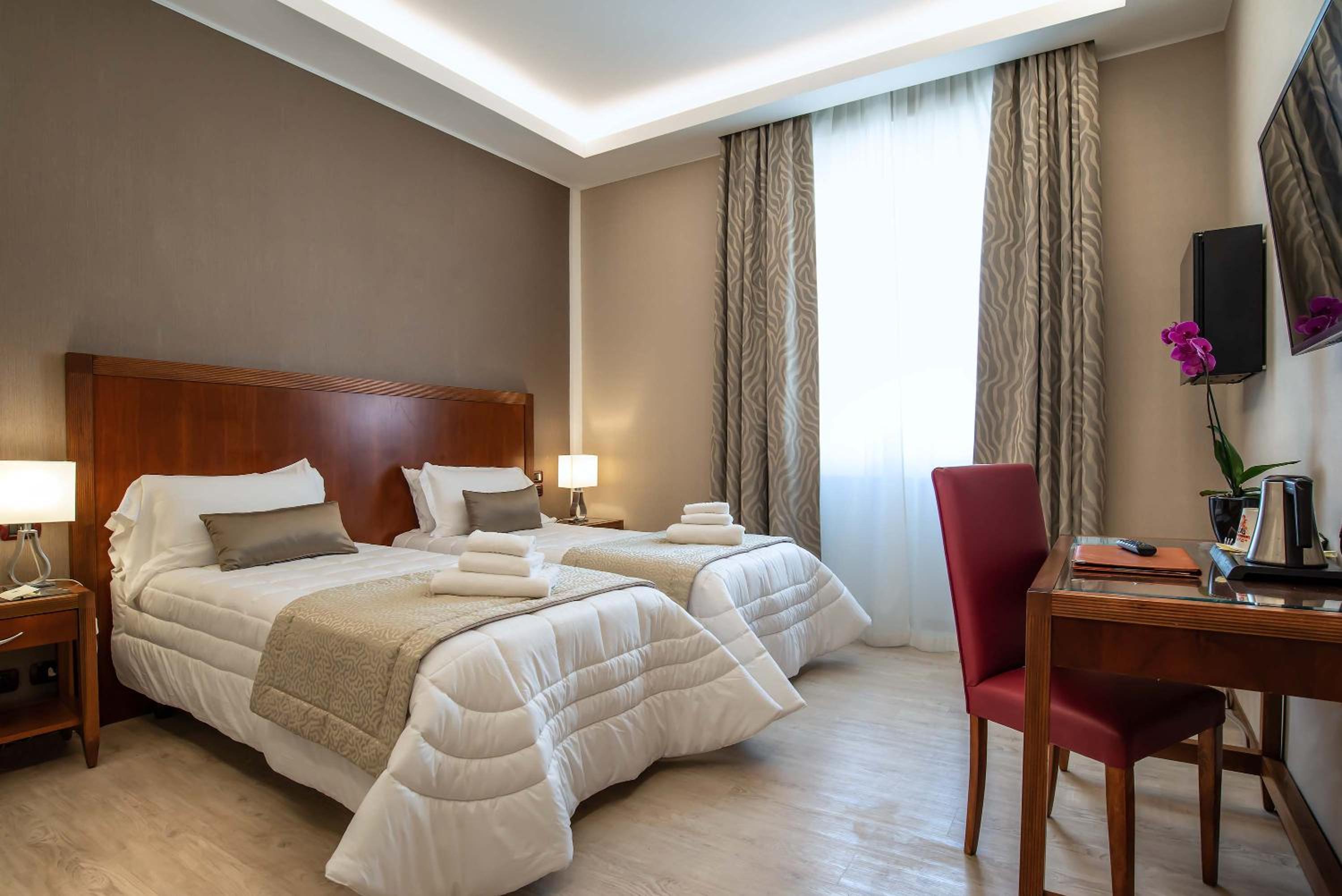 Deluxe Double or Twin Room thumbnail 6